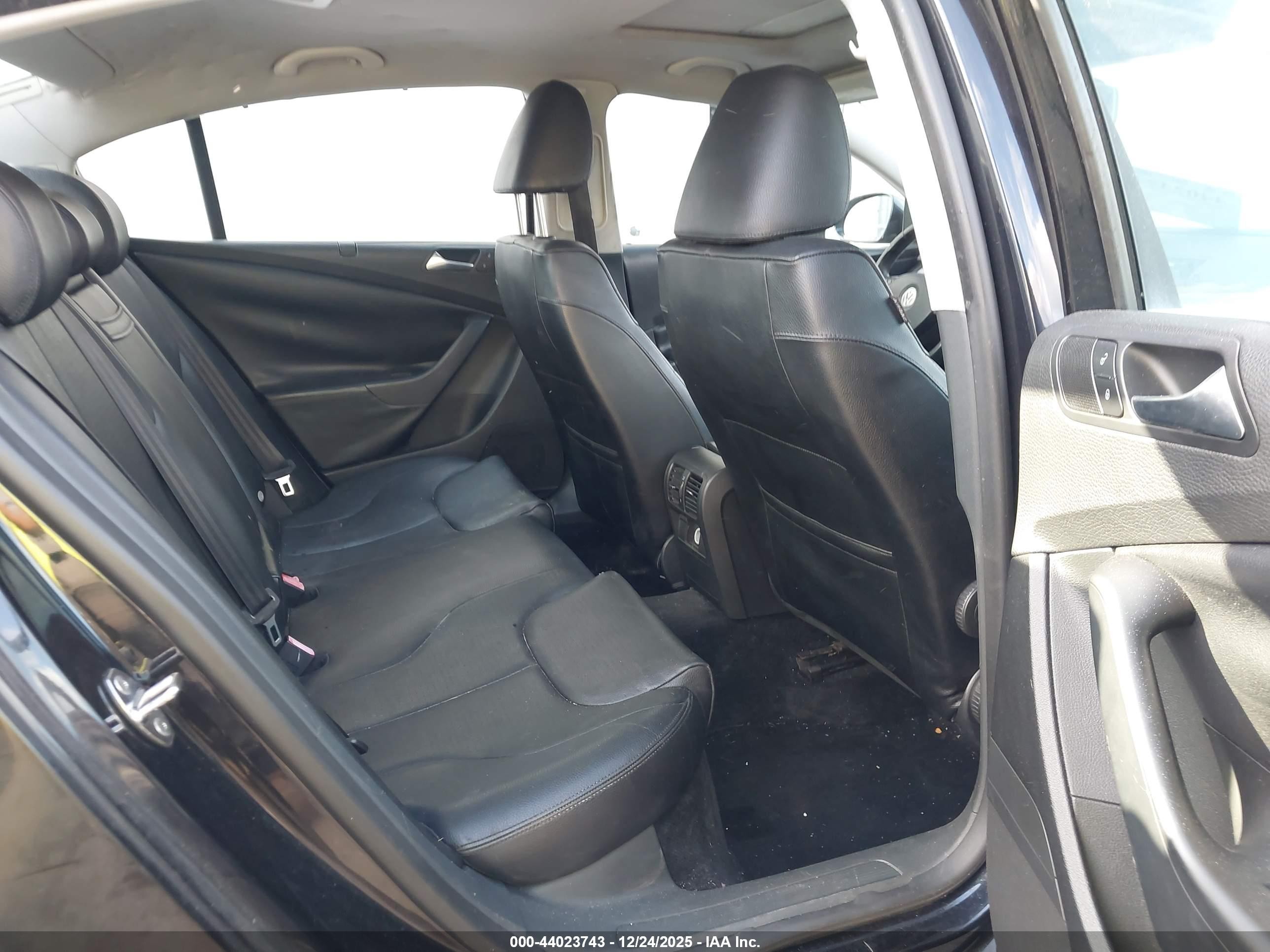 2009 Volkswagen Passat Komfort Blue vin: WVWJK73C69P038916