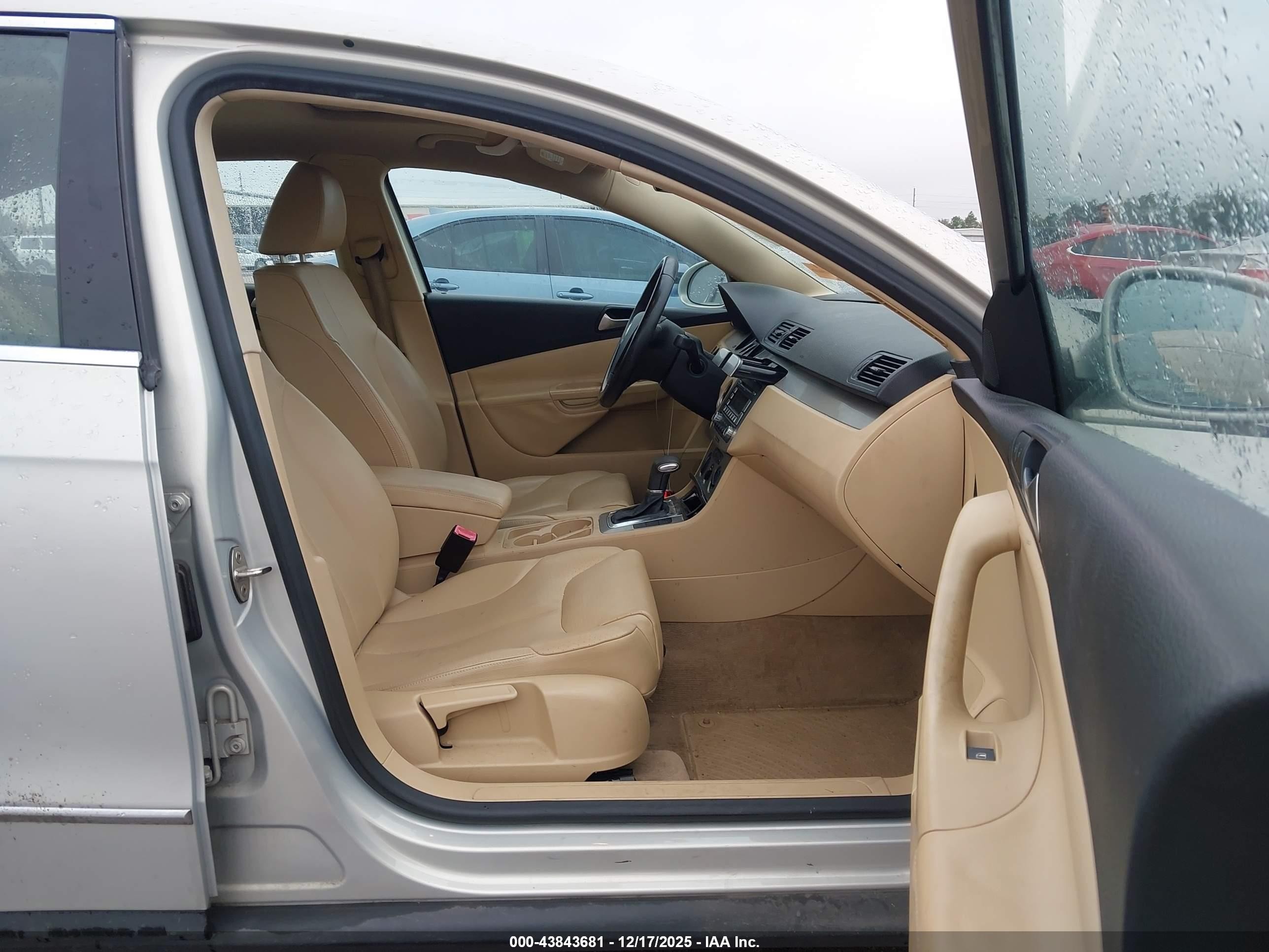 2009 Volkswagen Passat Komfort Silver vin: WVWJK73C69P040536
