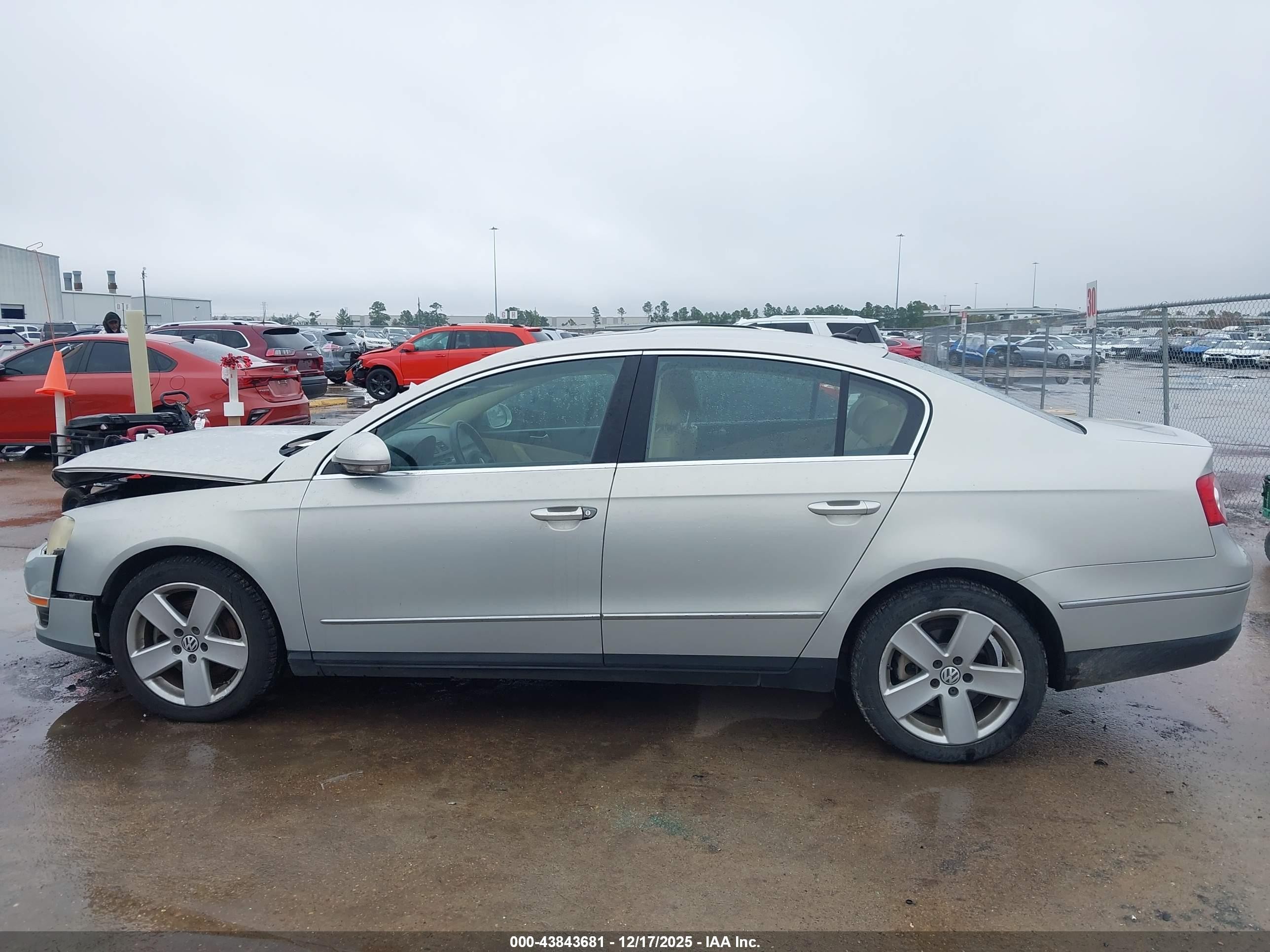 2009 Volkswagen Passat Komfort Silver vin: WVWJK73C69P040536