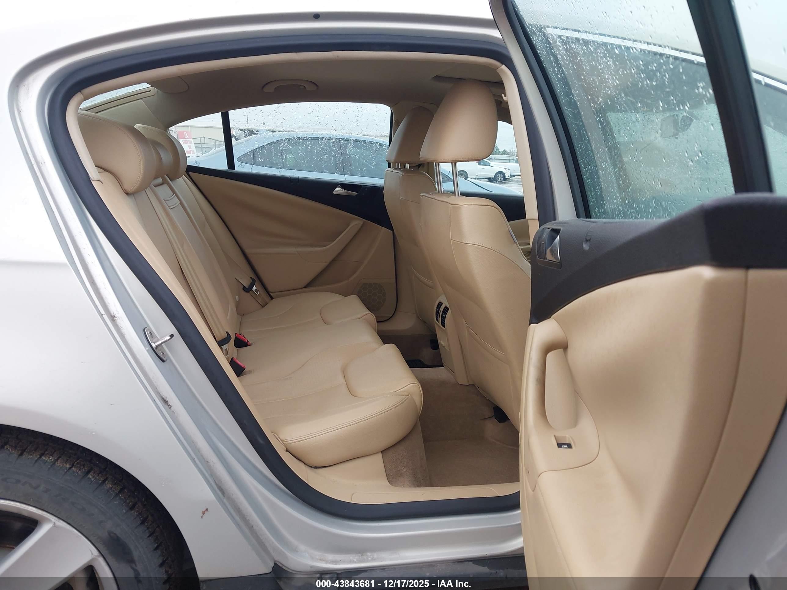 2009 Volkswagen Passat Komfort Silver vin: WVWJK73C69P040536