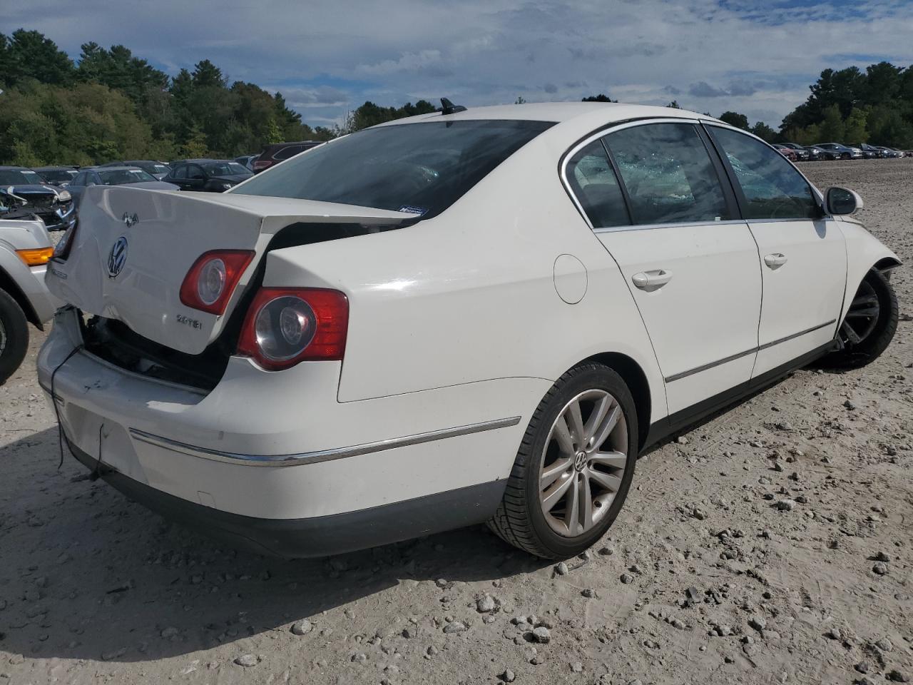 2009 Volkswagen Passat Turbo White vin: WVWJK73C69P047860