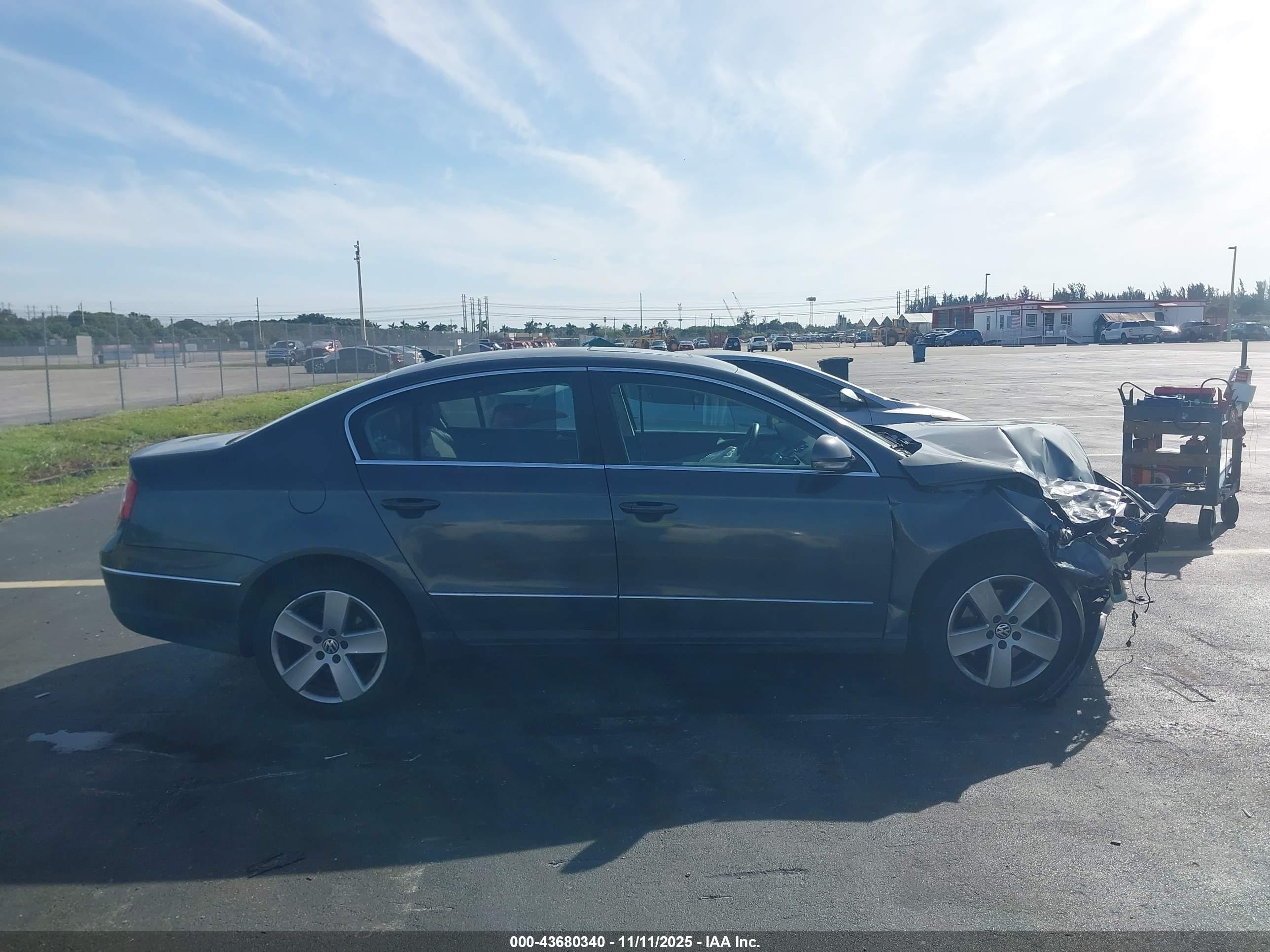 2009 Volkswagen Passat Komfort Серый vin: WVWJK73C69P055392