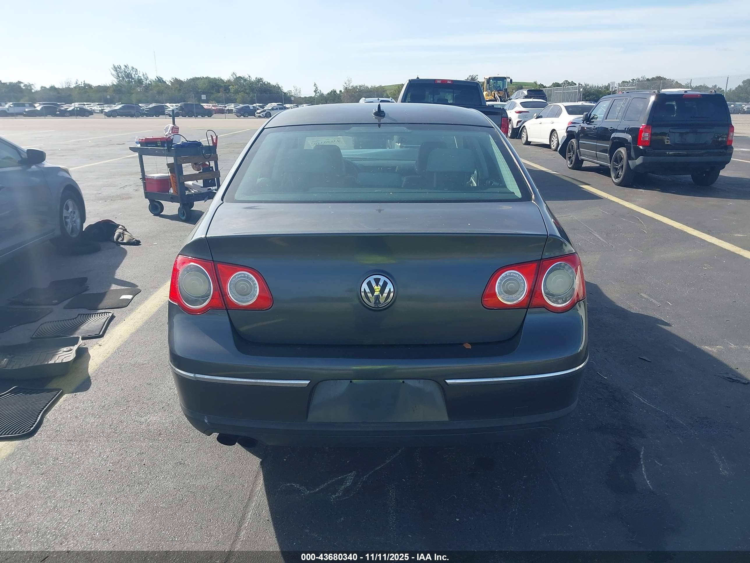 2009 Volkswagen Passat Komfort Серый vin: WVWJK73C69P055392