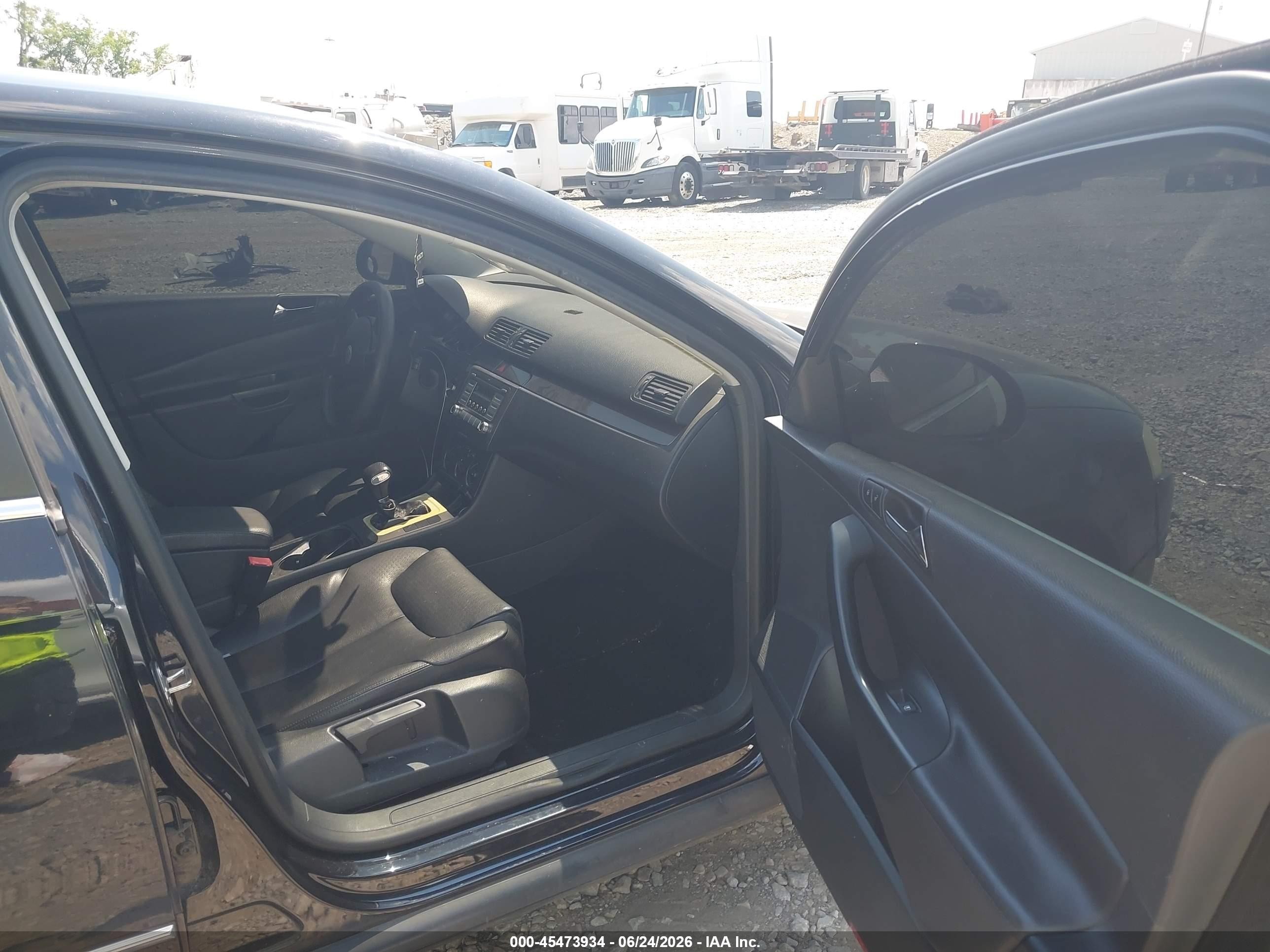2008 Volkswagen Passat Turbo Black vin: WVWJK73C78P070045