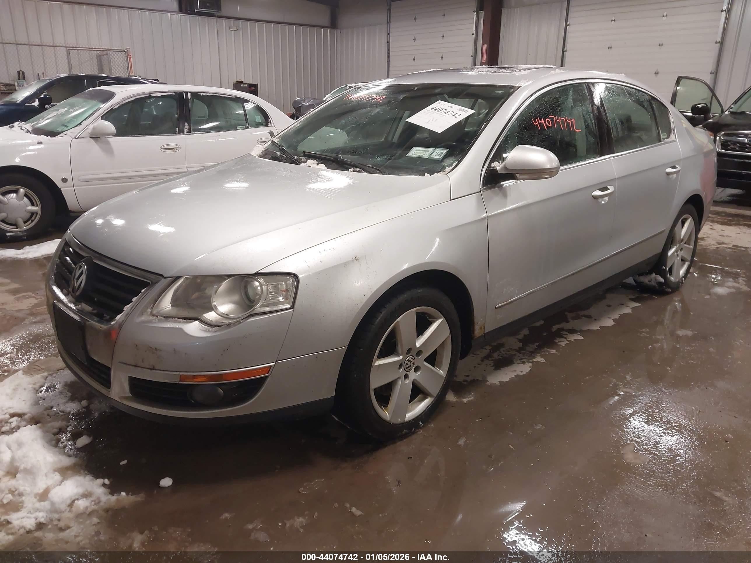 2009 Volkswagen Passat Komfort Silver vin: WVWJK73C89P017825