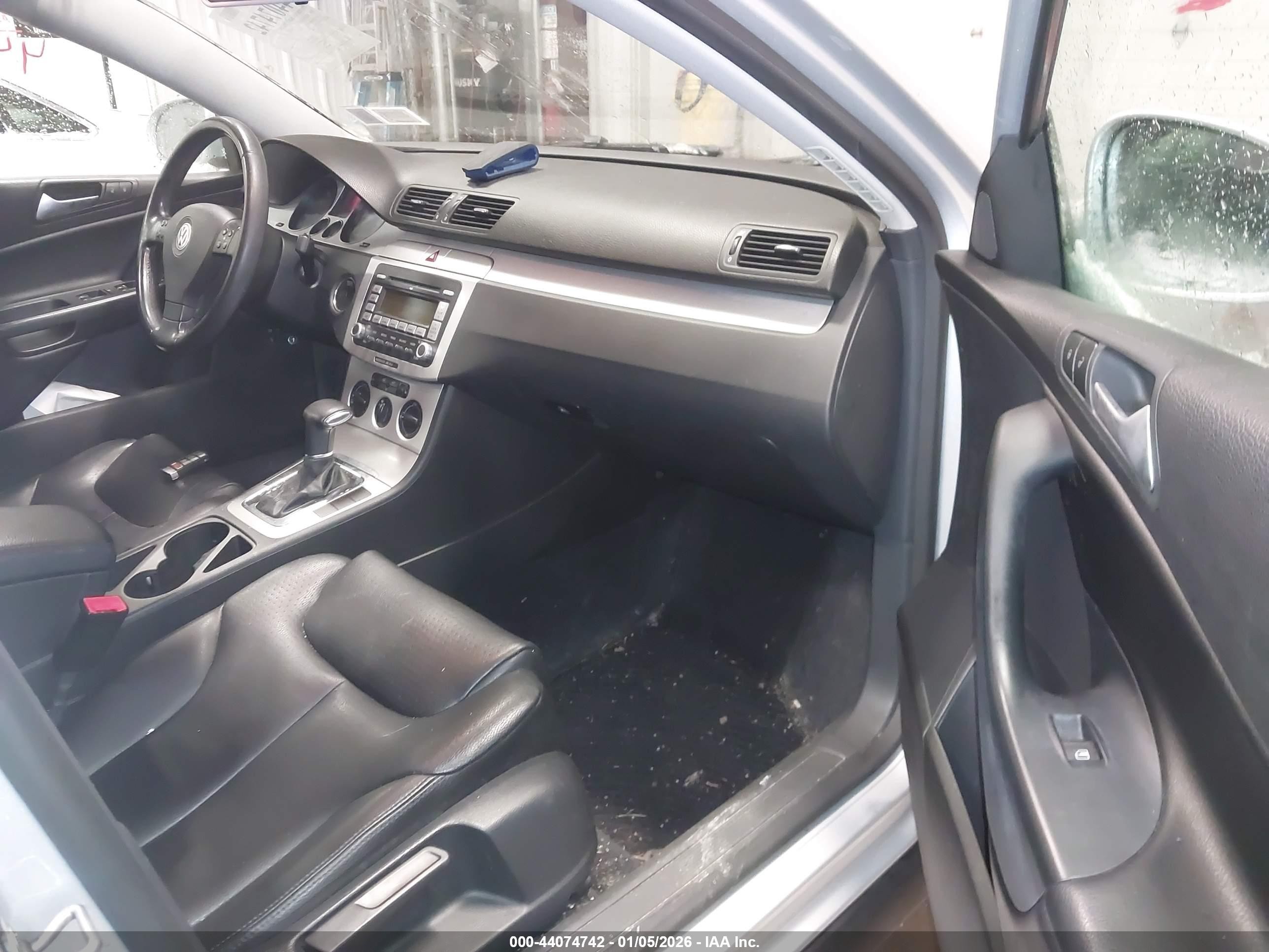 2009 Volkswagen Passat Komfort Silver vin: WVWJK73C89P017825