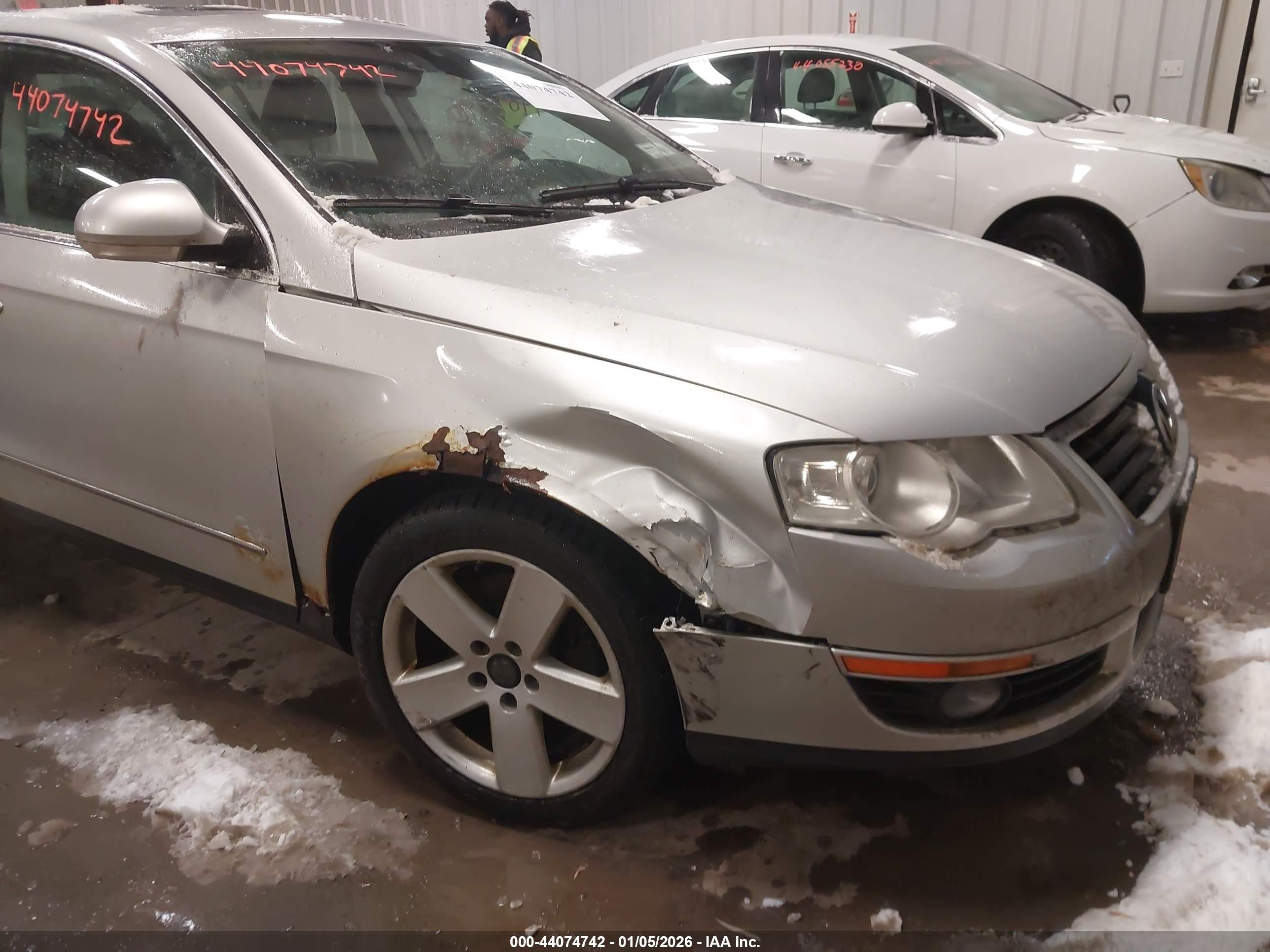 2009 Volkswagen Passat Komfort Silver vin: WVWJK73C89P017825