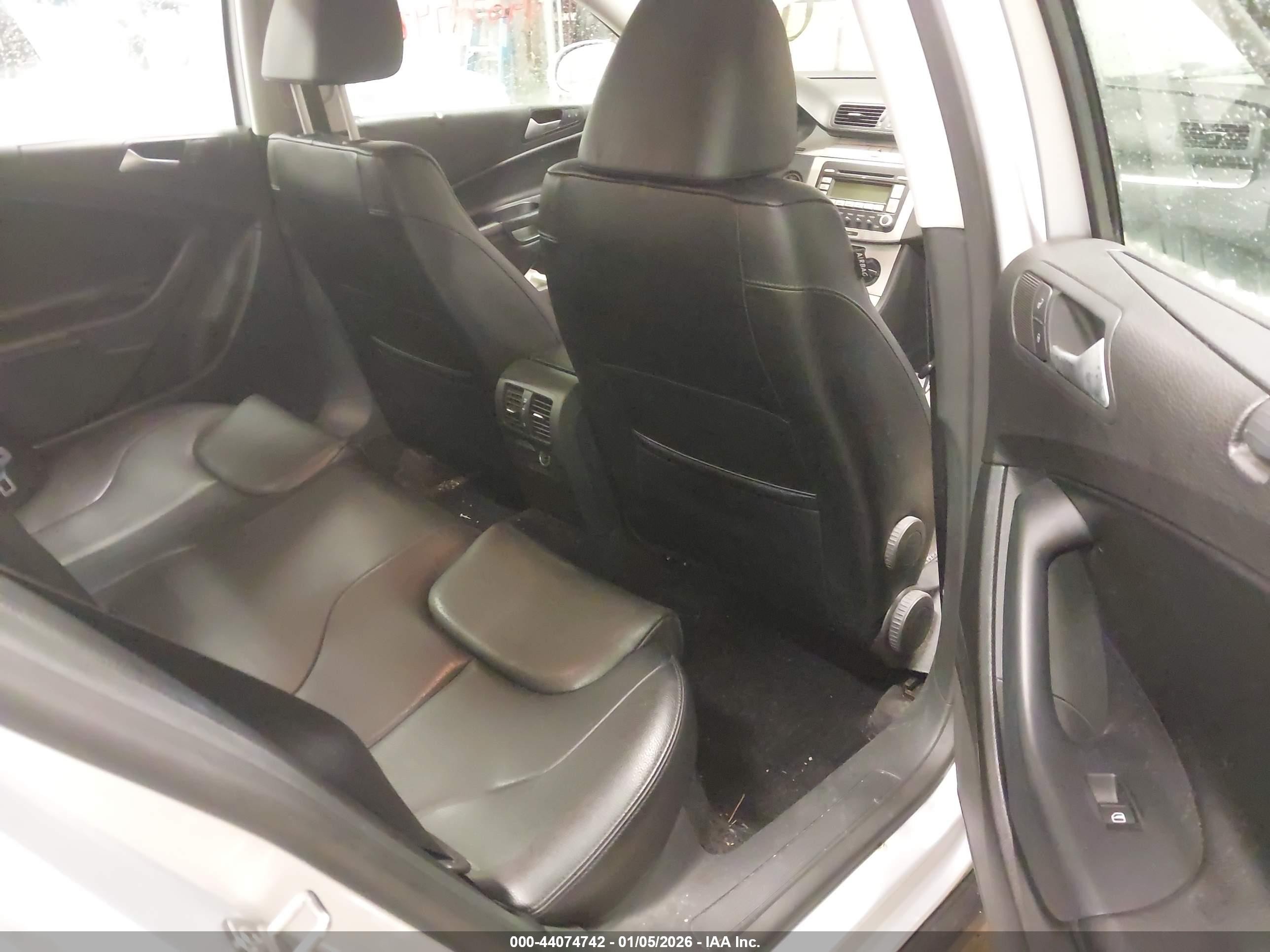 2009 Volkswagen Passat Komfort Silver vin: WVWJK73C89P017825