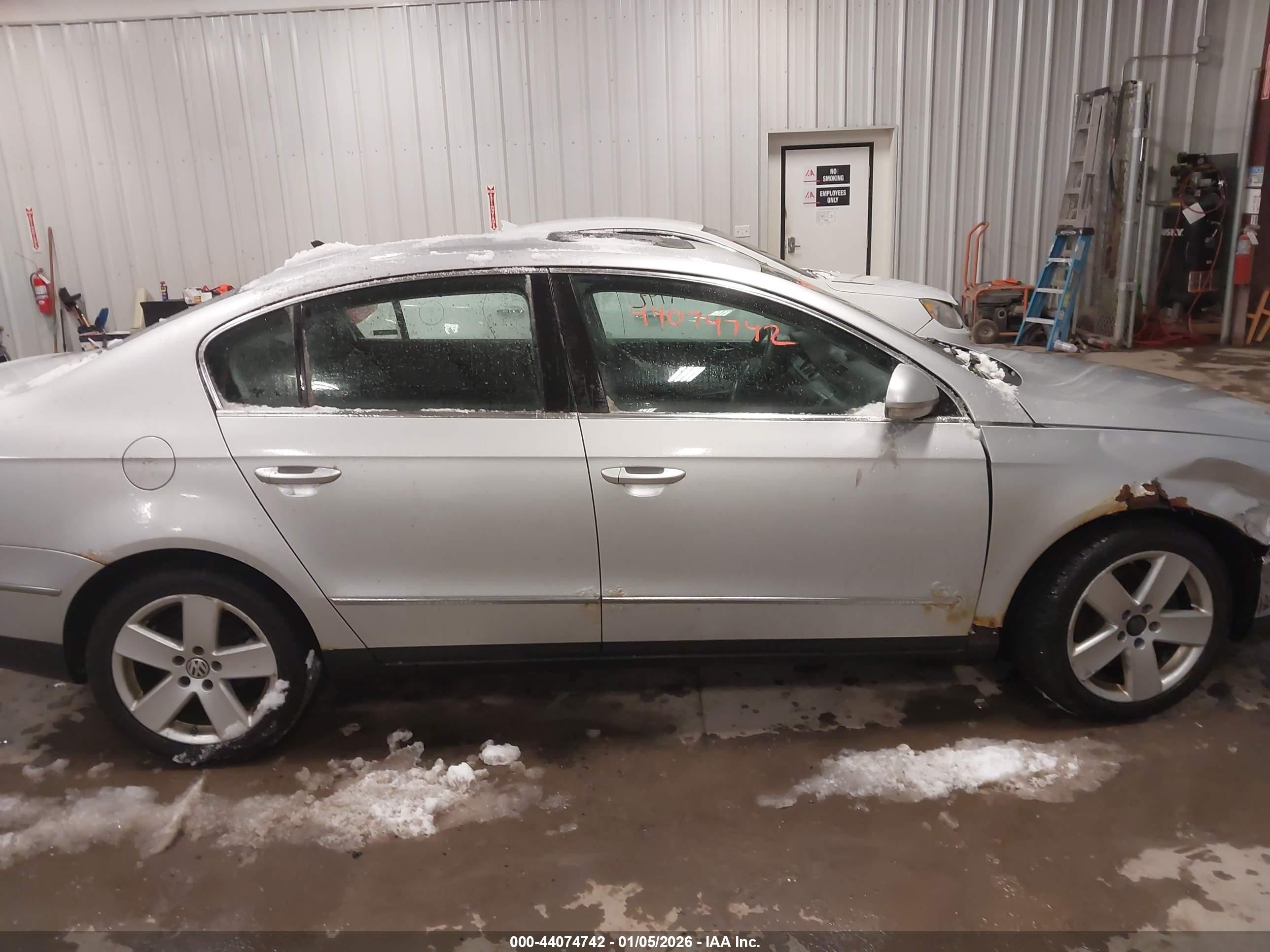 2009 Volkswagen Passat Komfort Silver vin: WVWJK73C89P017825