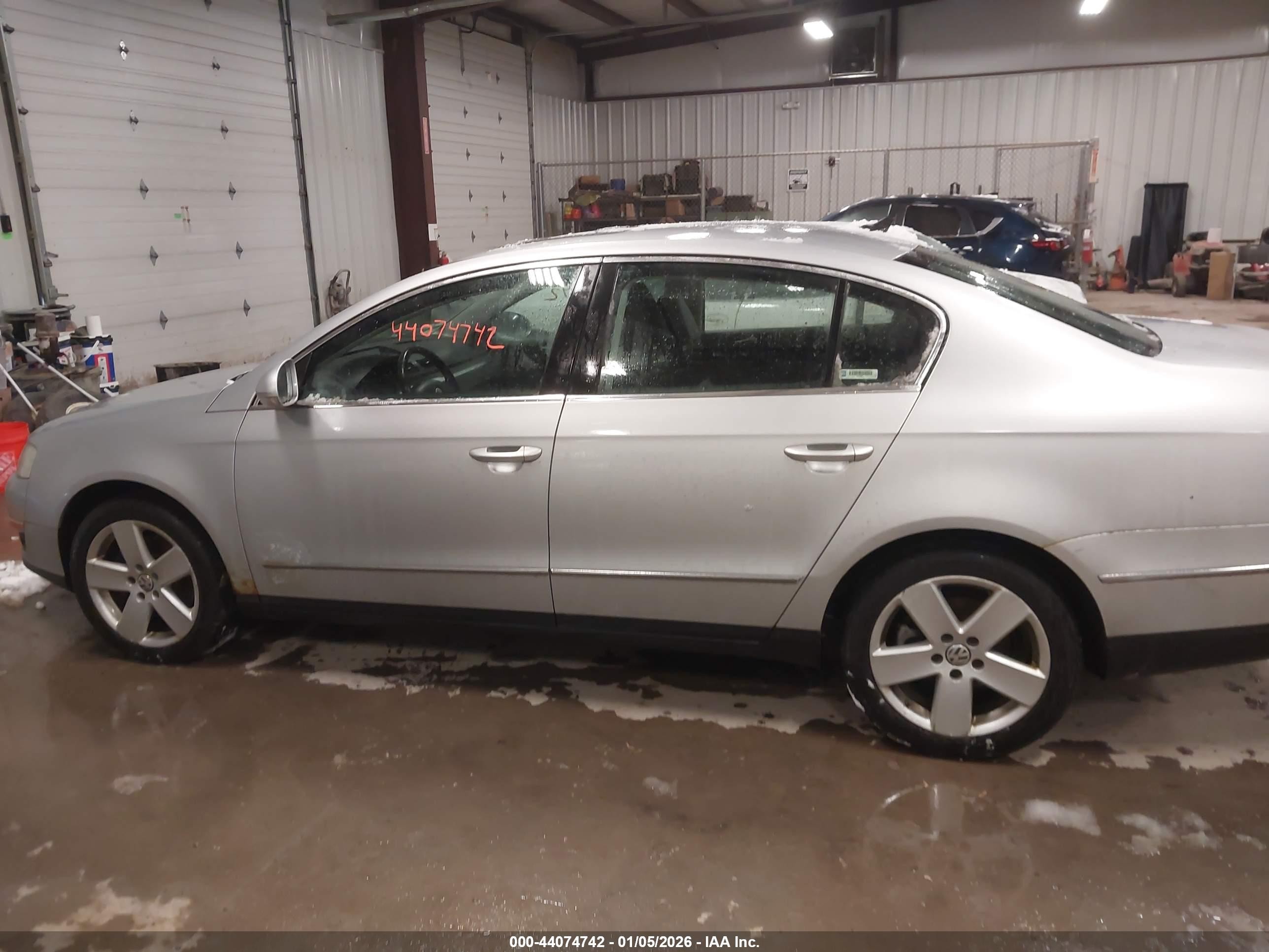 2009 Volkswagen Passat Komfort Silver vin: WVWJK73C89P017825