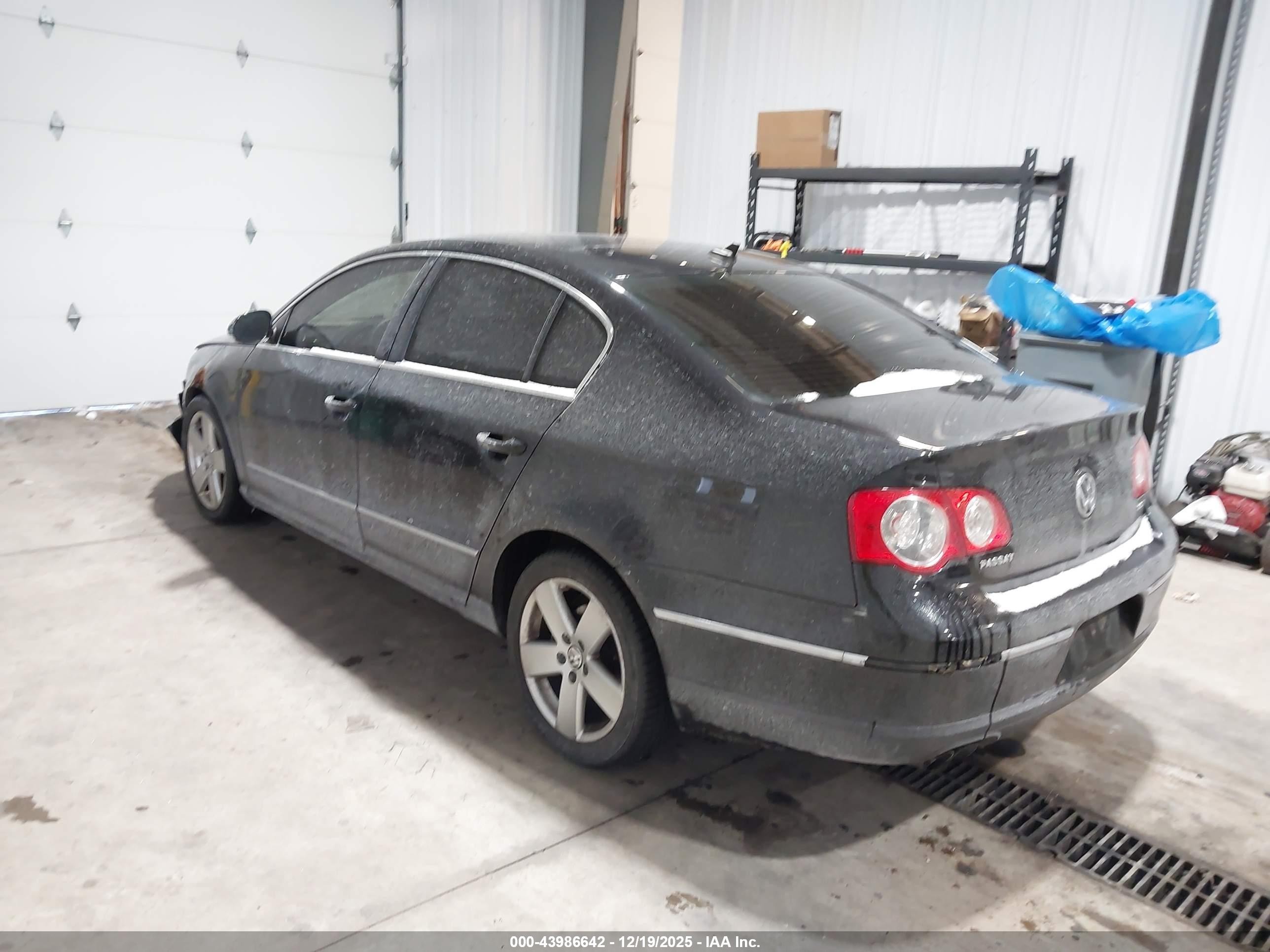 2009 Volkswagen Passat Komfort Черный vin: WVWJK73C89P027805