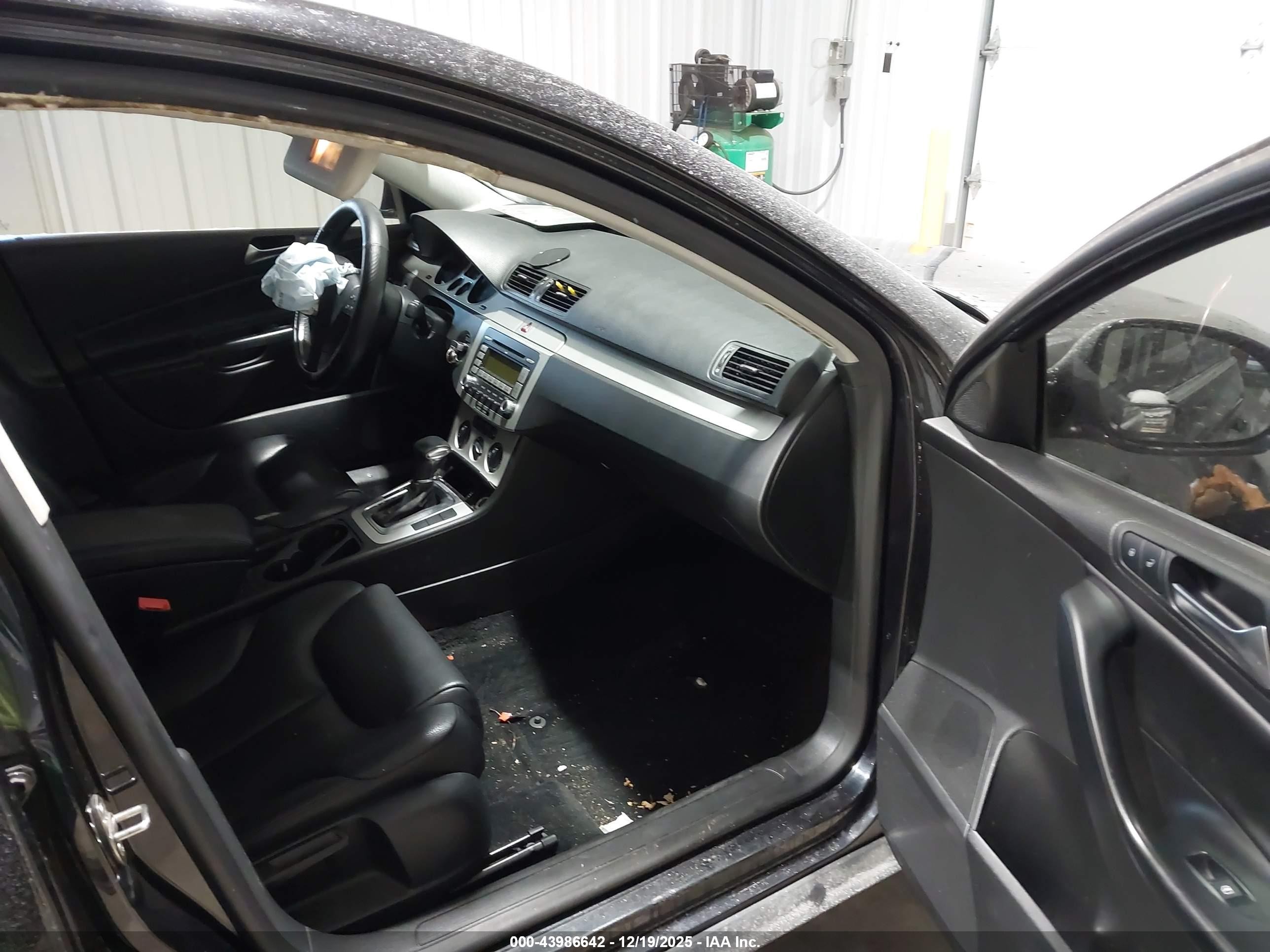 2009 Volkswagen Passat Komfort Черный vin: WVWJK73C89P027805