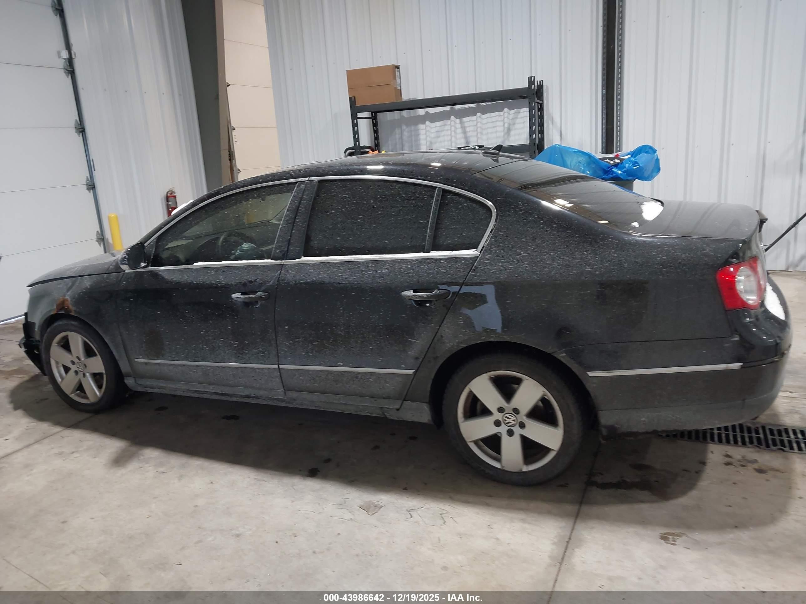 2009 Volkswagen Passat Komfort Черный vin: WVWJK73C89P027805