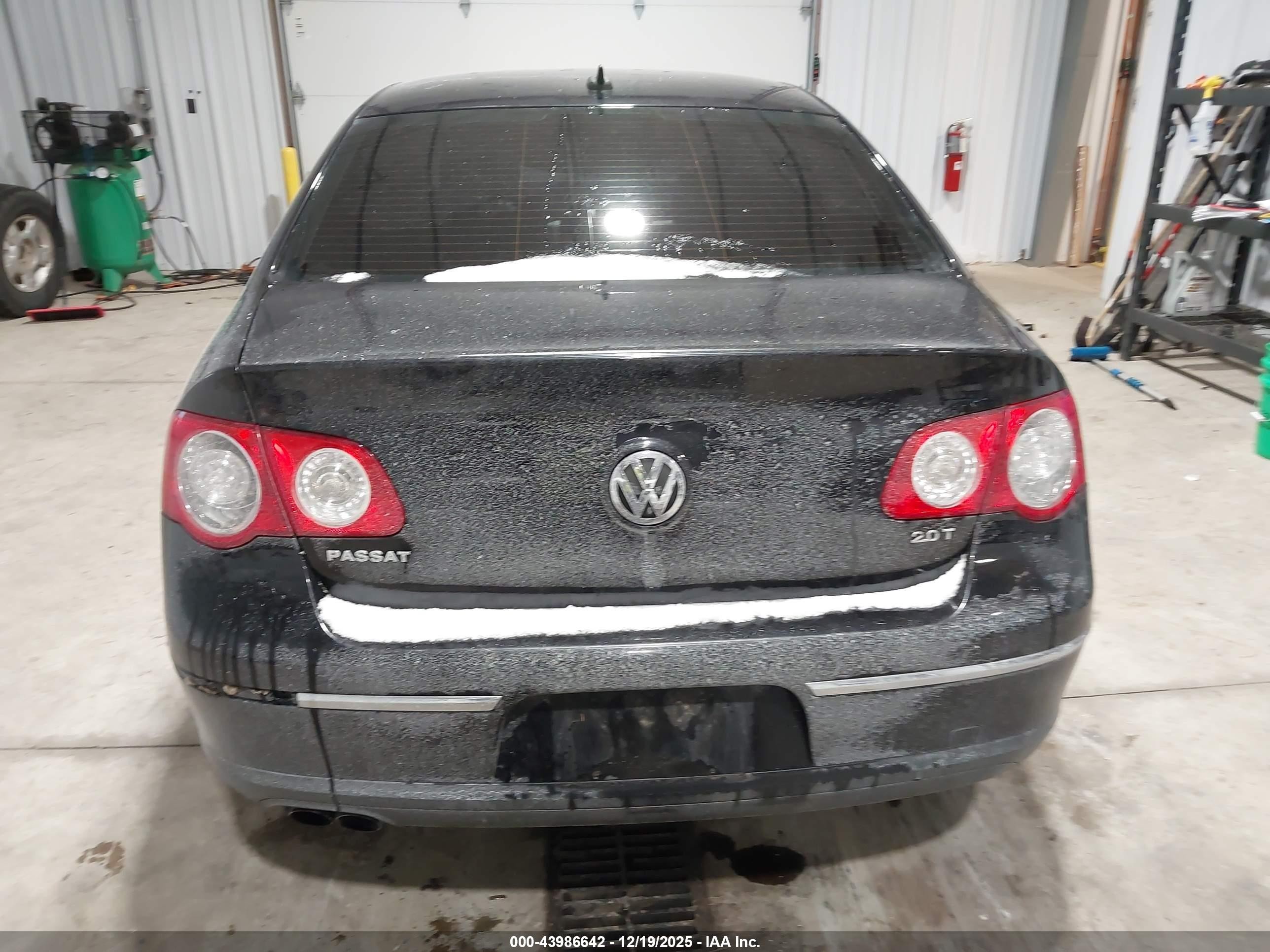 2009 Volkswagen Passat Komfort Черный vin: WVWJK73C89P027805