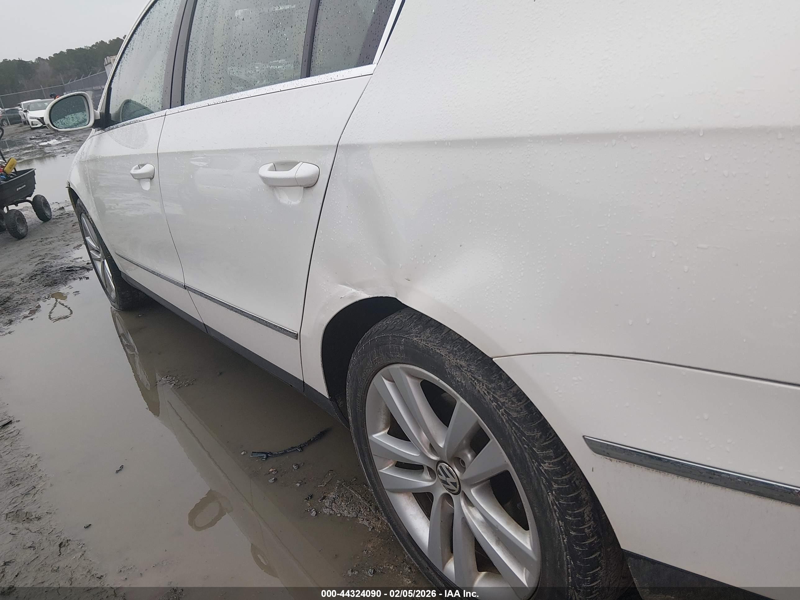 2009 Volkswagen Passat Komfort White vin: WVWJK73C99P055340