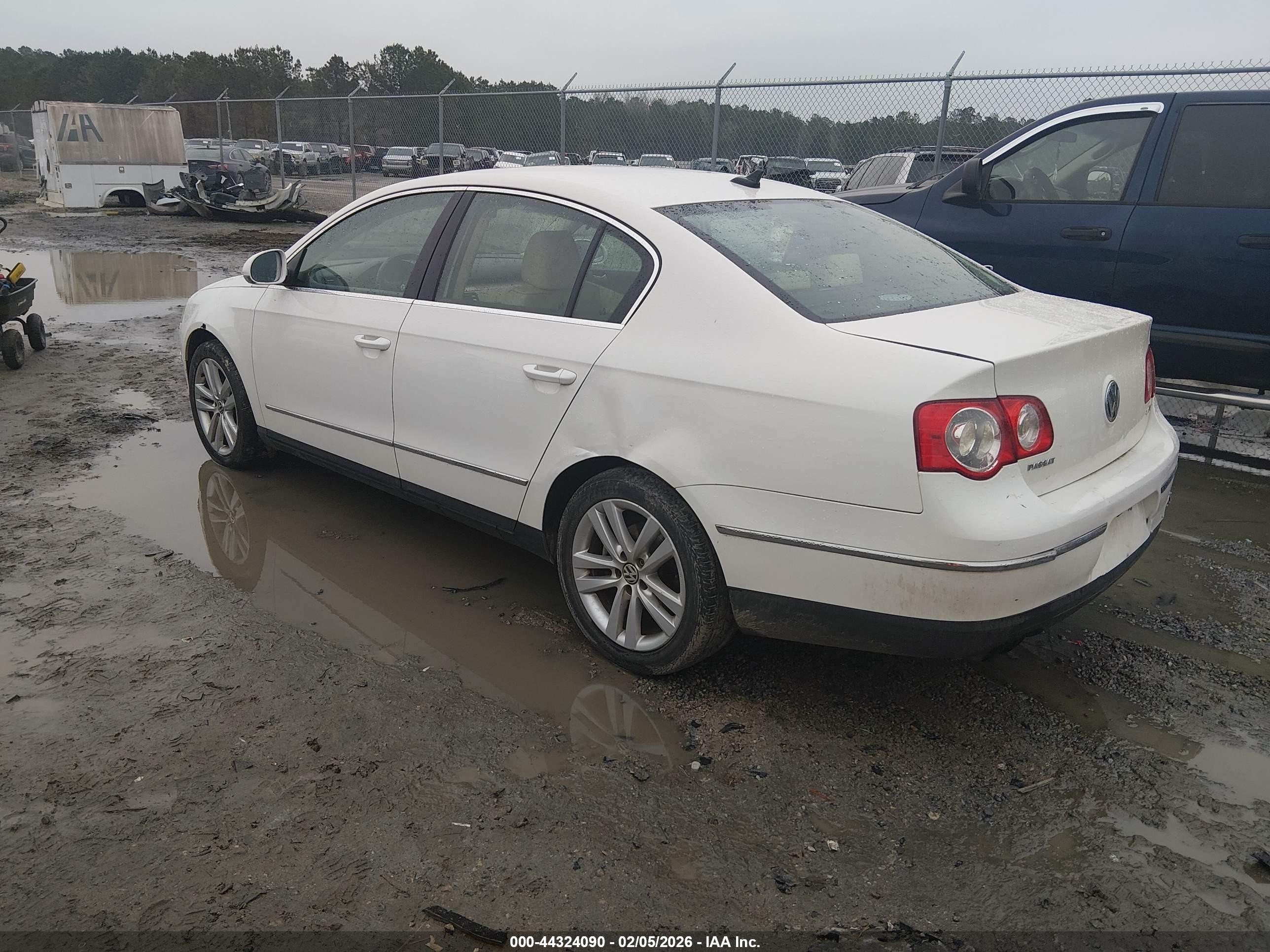 2009 Volkswagen Passat Komfort White vin: WVWJK73C99P055340