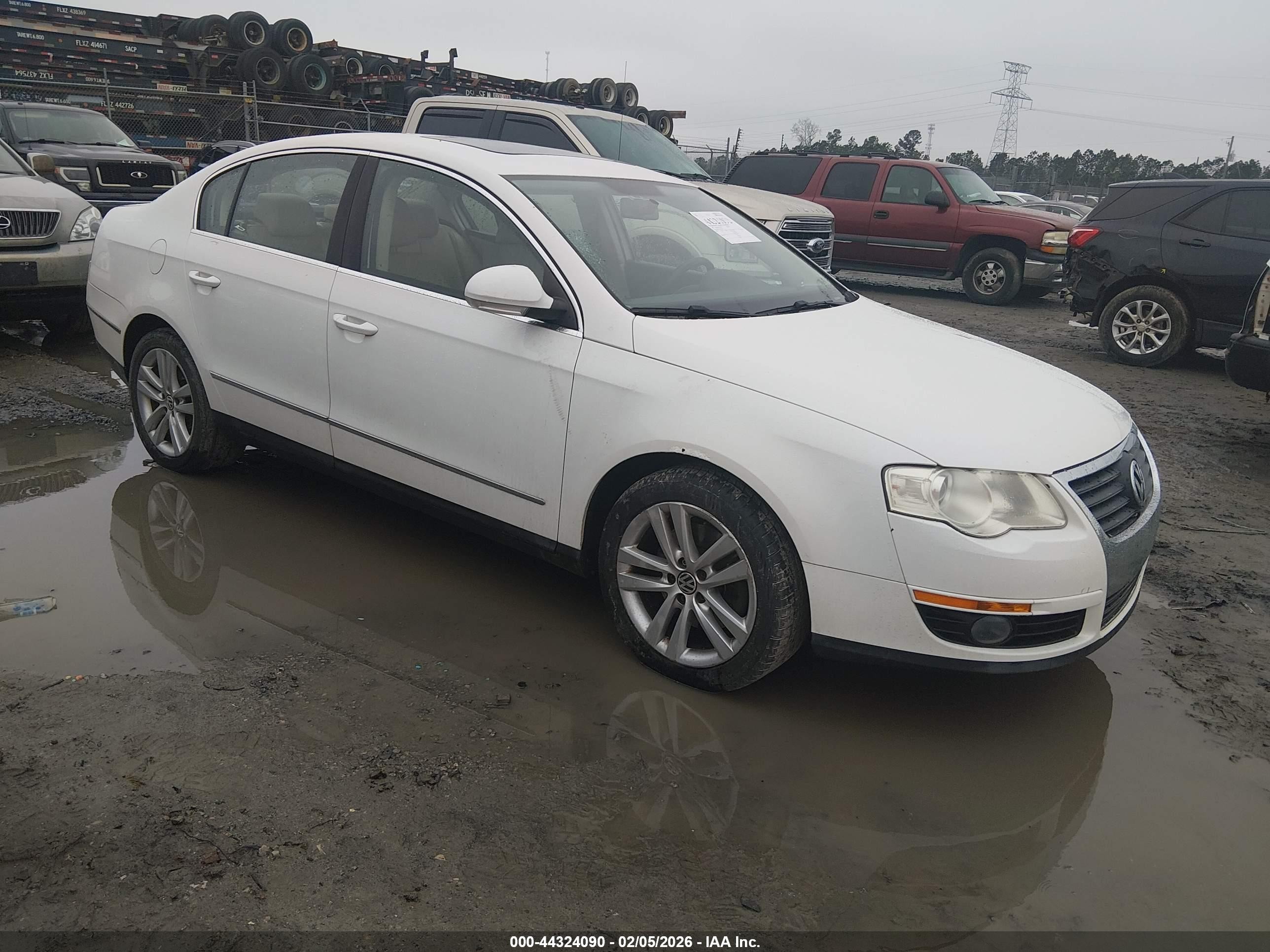 2009 Volkswagen Passat Komfort White vin: WVWJK73C99P055340
