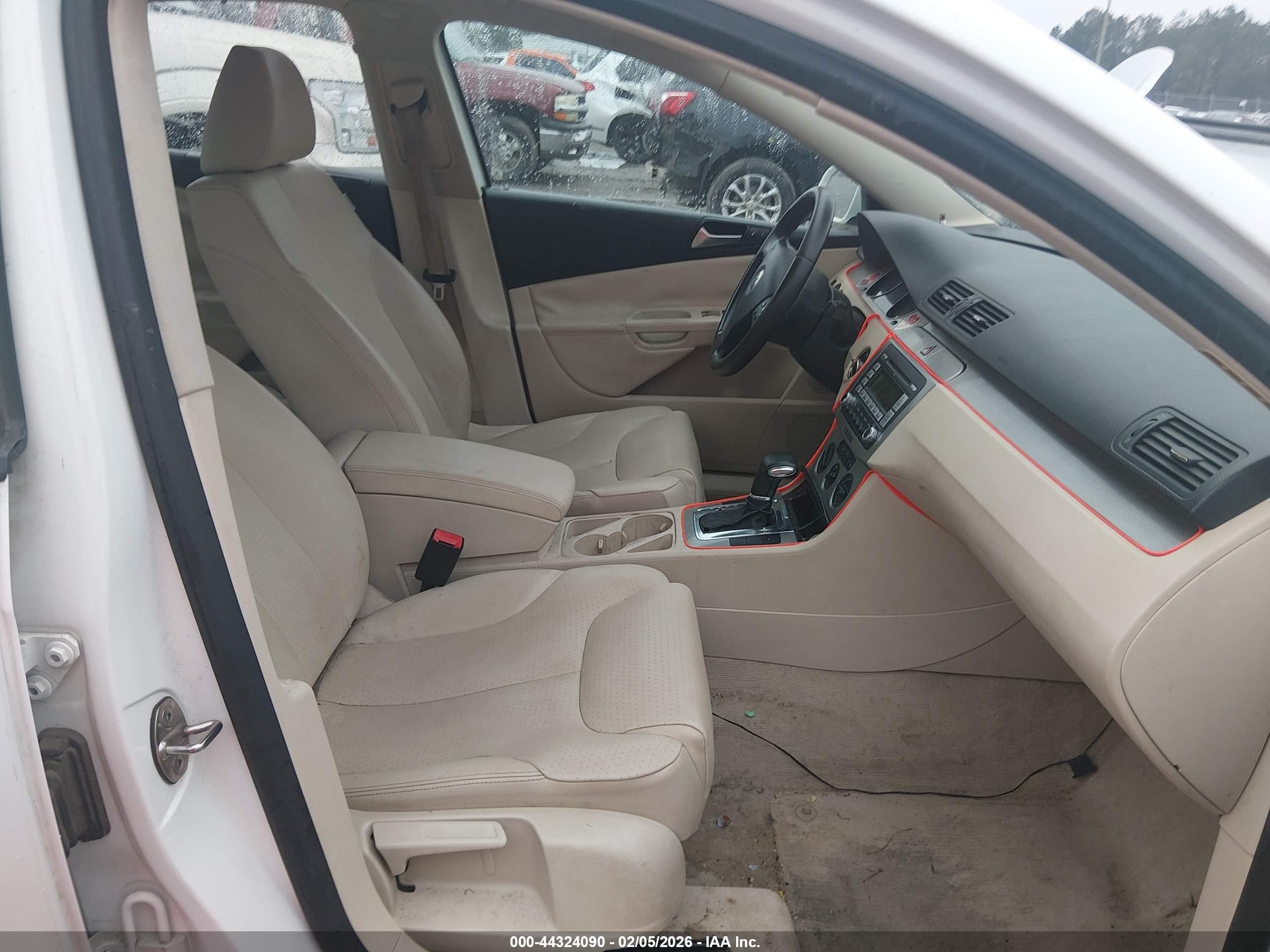 2009 Volkswagen Passat Komfort White vin: WVWJK73C99P055340
