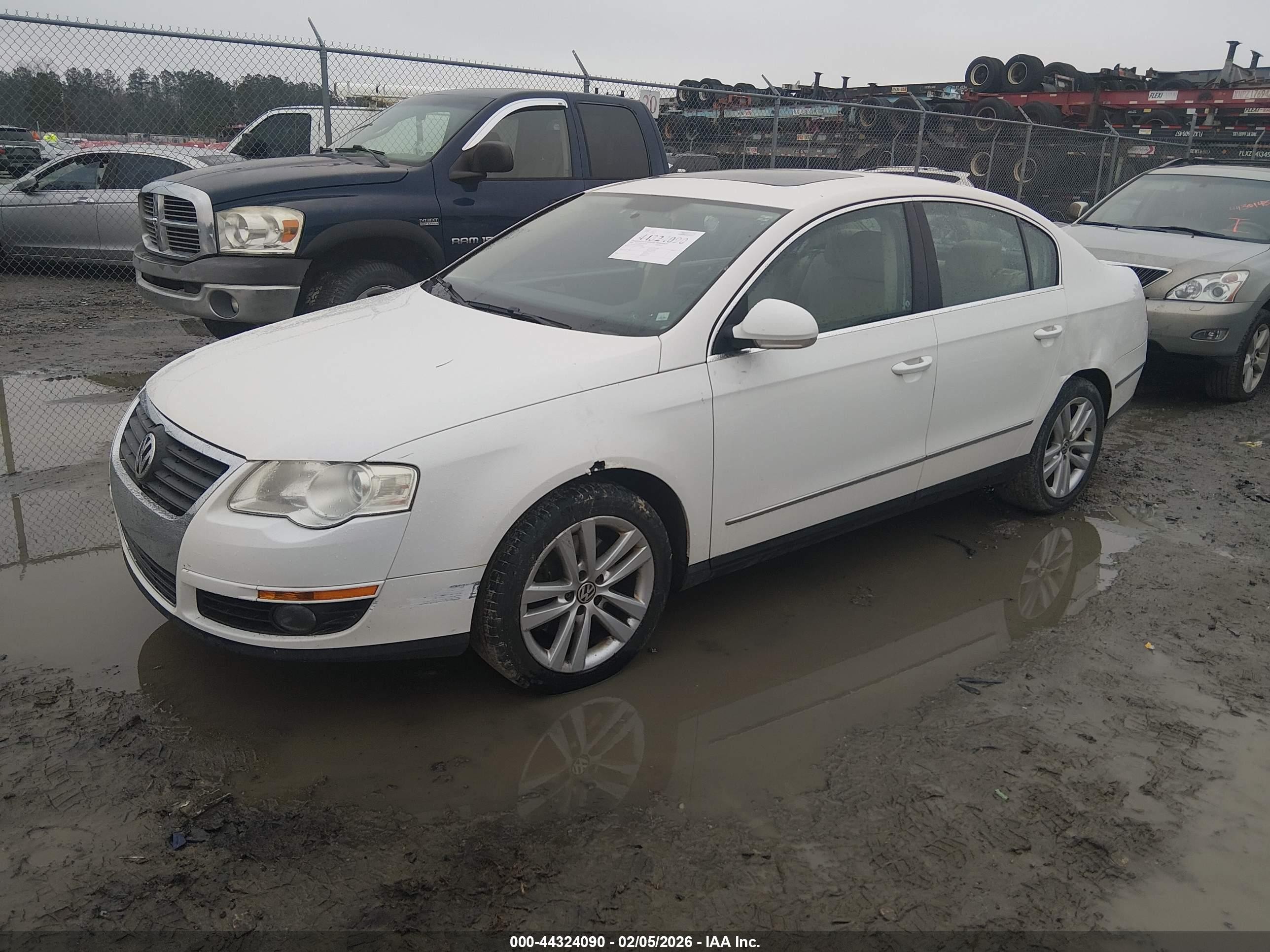 2009 Volkswagen Passat Komfort White vin: WVWJK73C99P055340