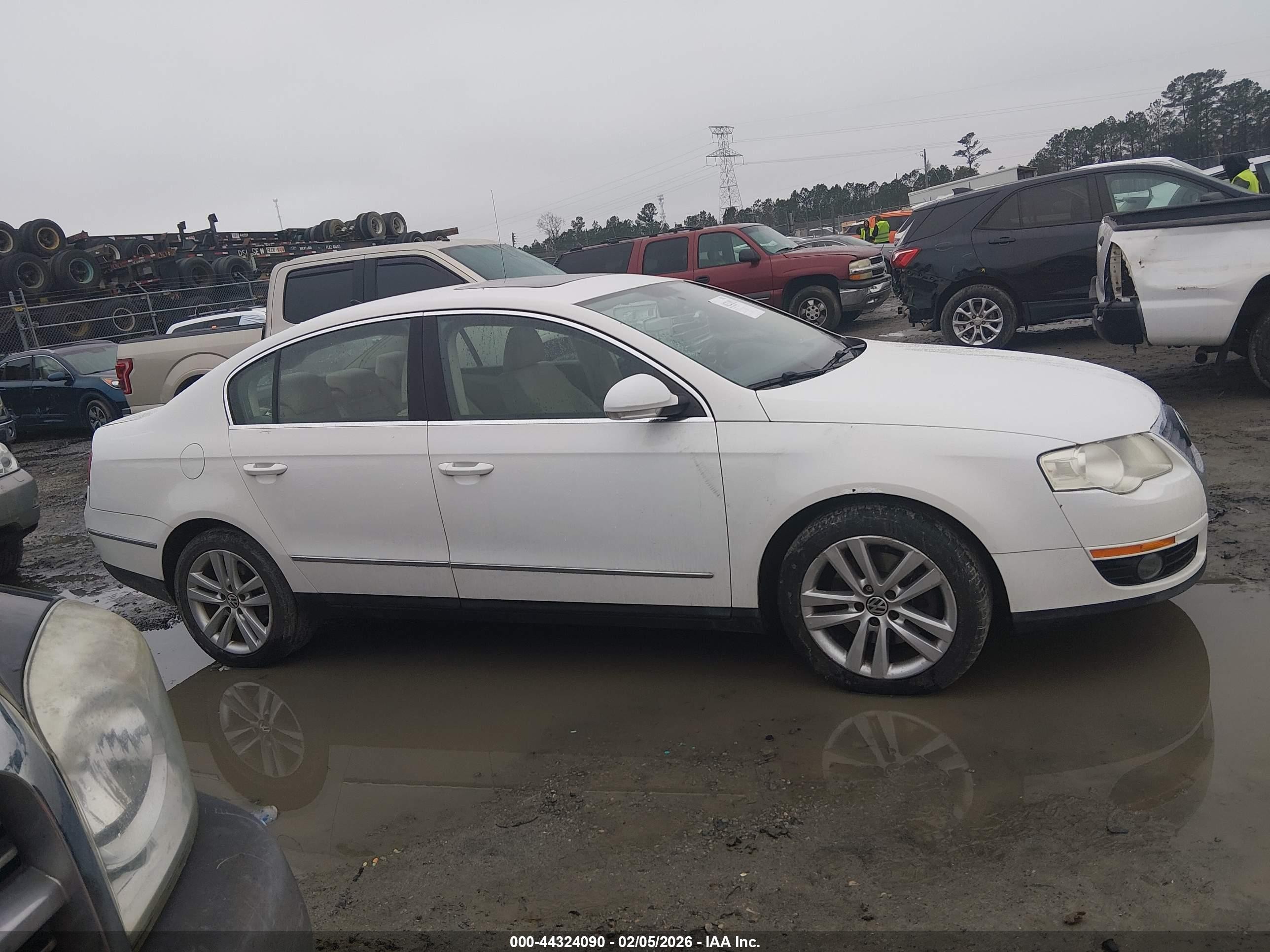 2009 Volkswagen Passat Komfort White vin: WVWJK73C99P055340