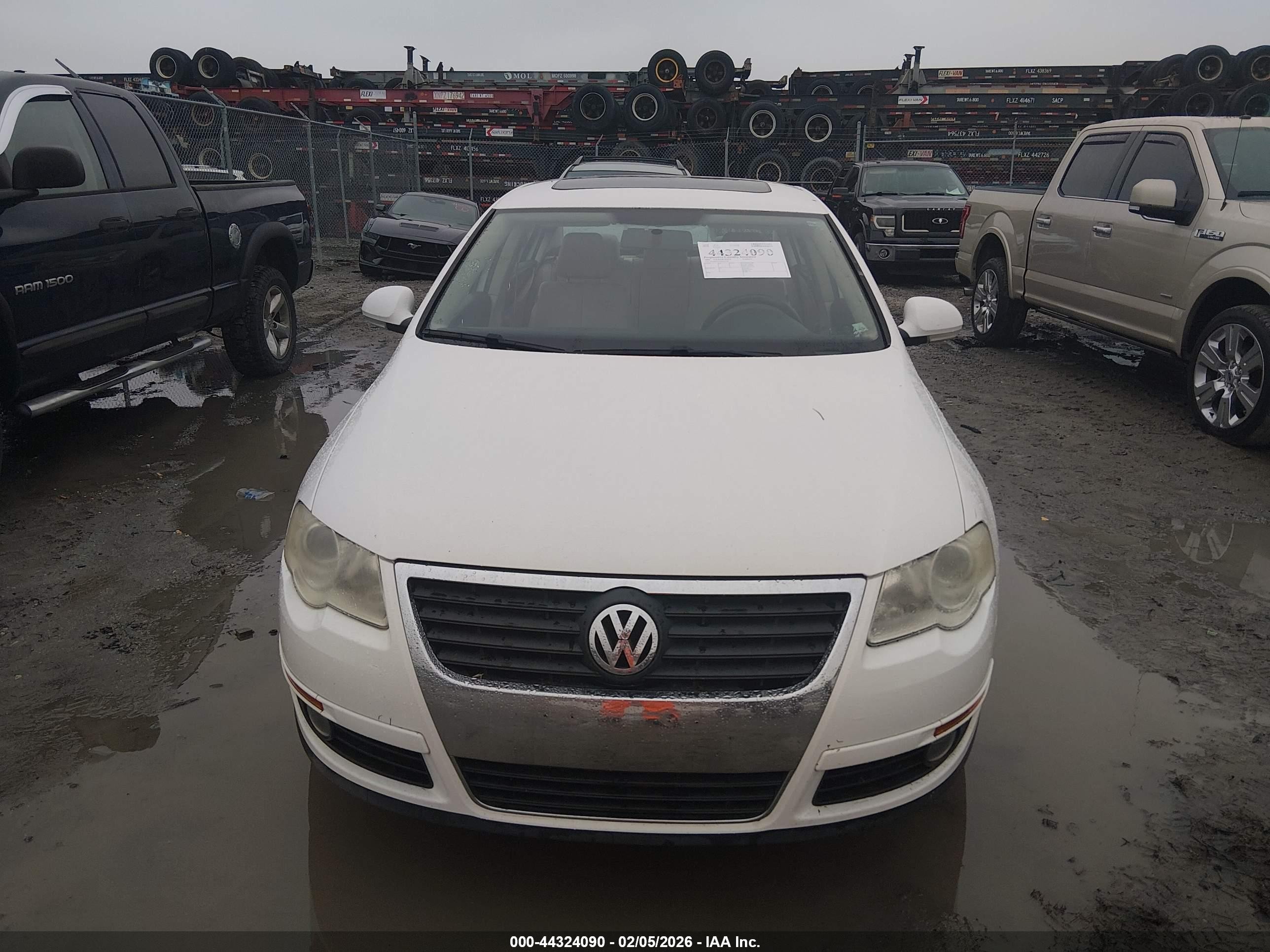 2009 Volkswagen Passat Komfort White vin: WVWJK73C99P055340