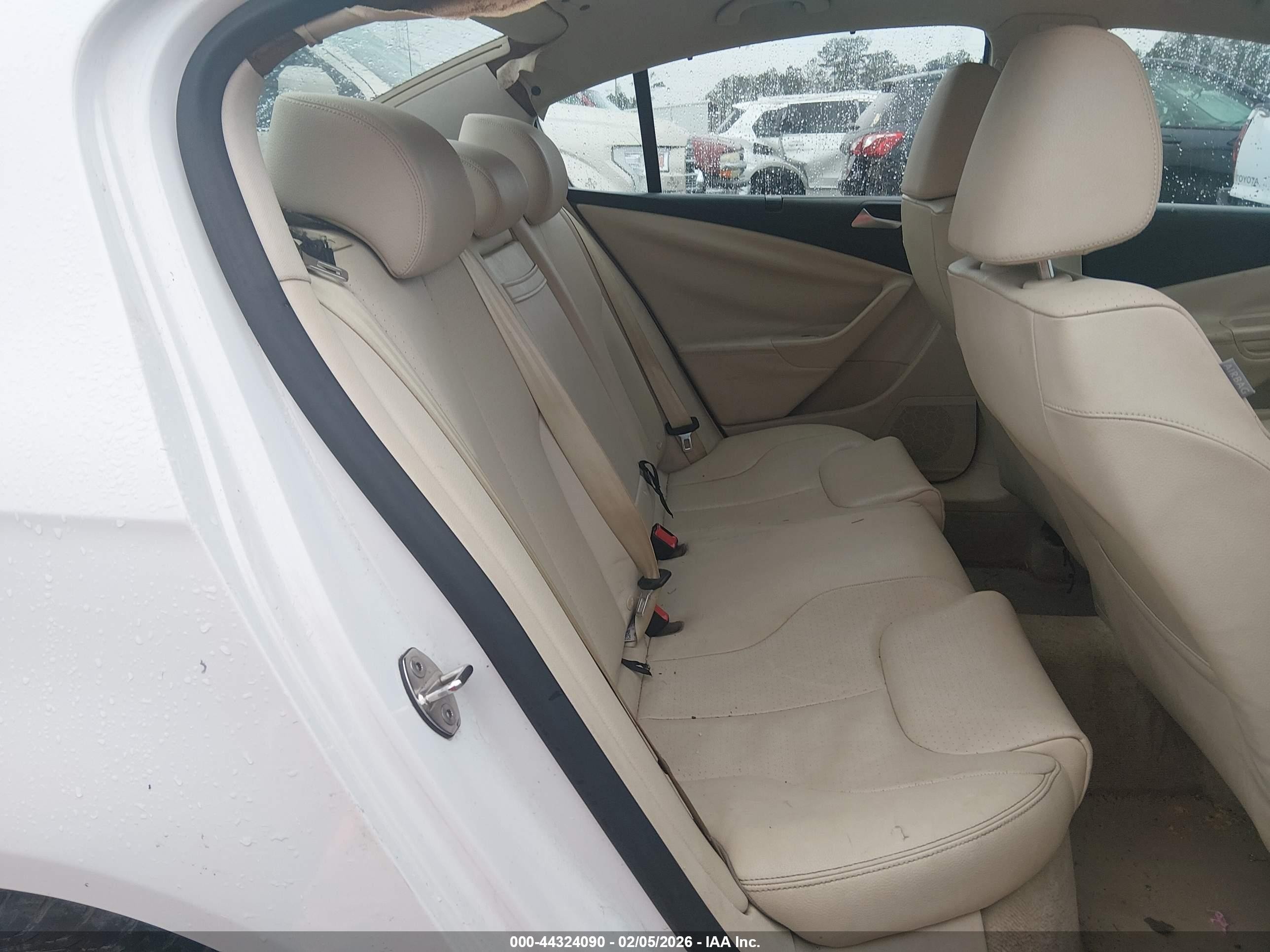 2009 Volkswagen Passat Komfort White vin: WVWJK73C99P055340