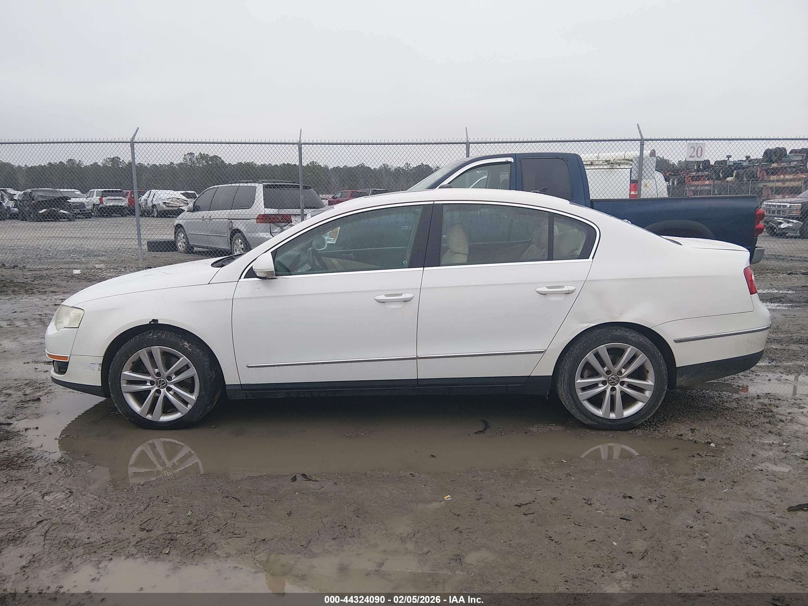 2009 Volkswagen Passat Komfort White vin: WVWJK73C99P055340