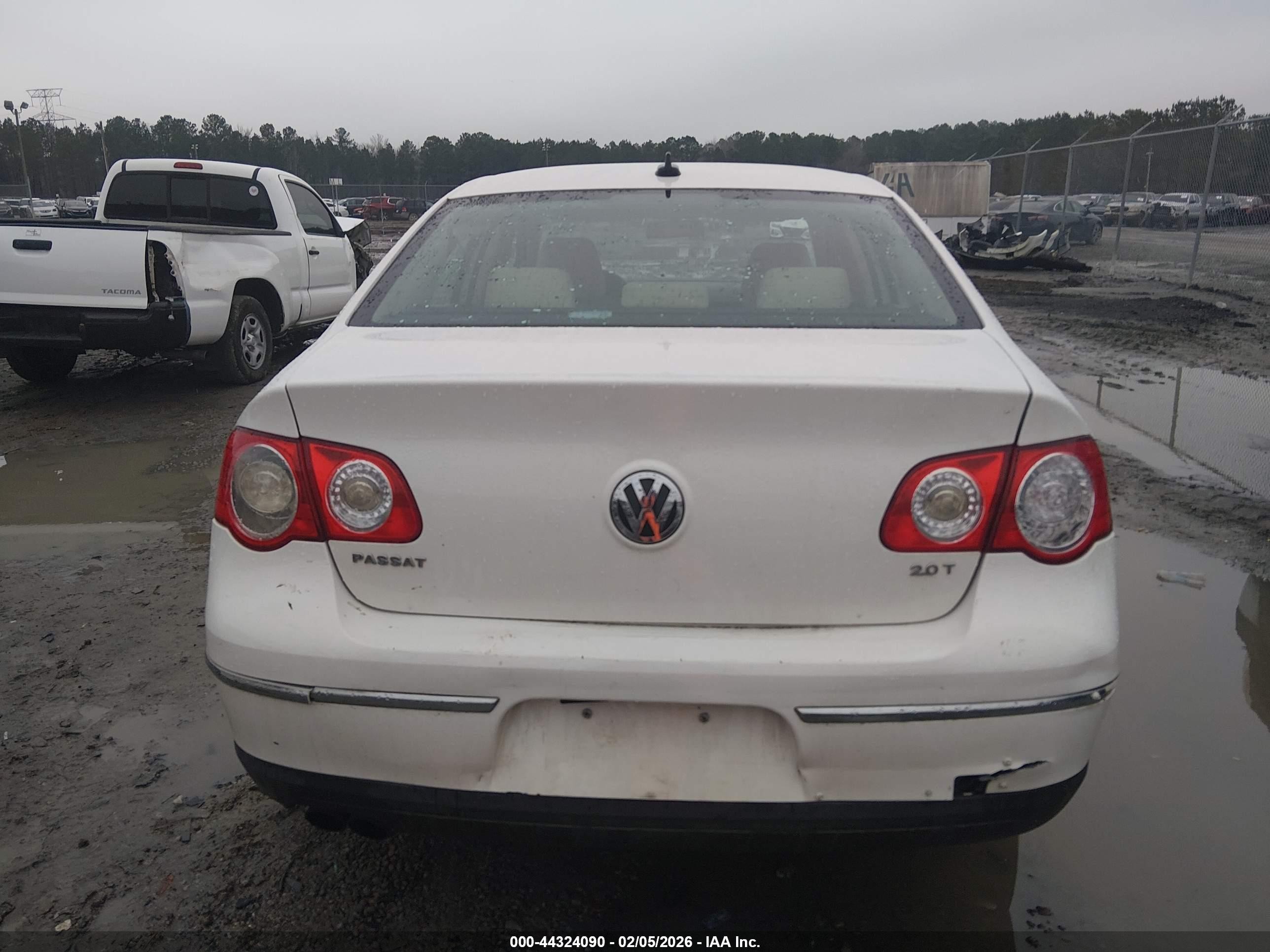 2009 Volkswagen Passat Komfort White vin: WVWJK73C99P055340