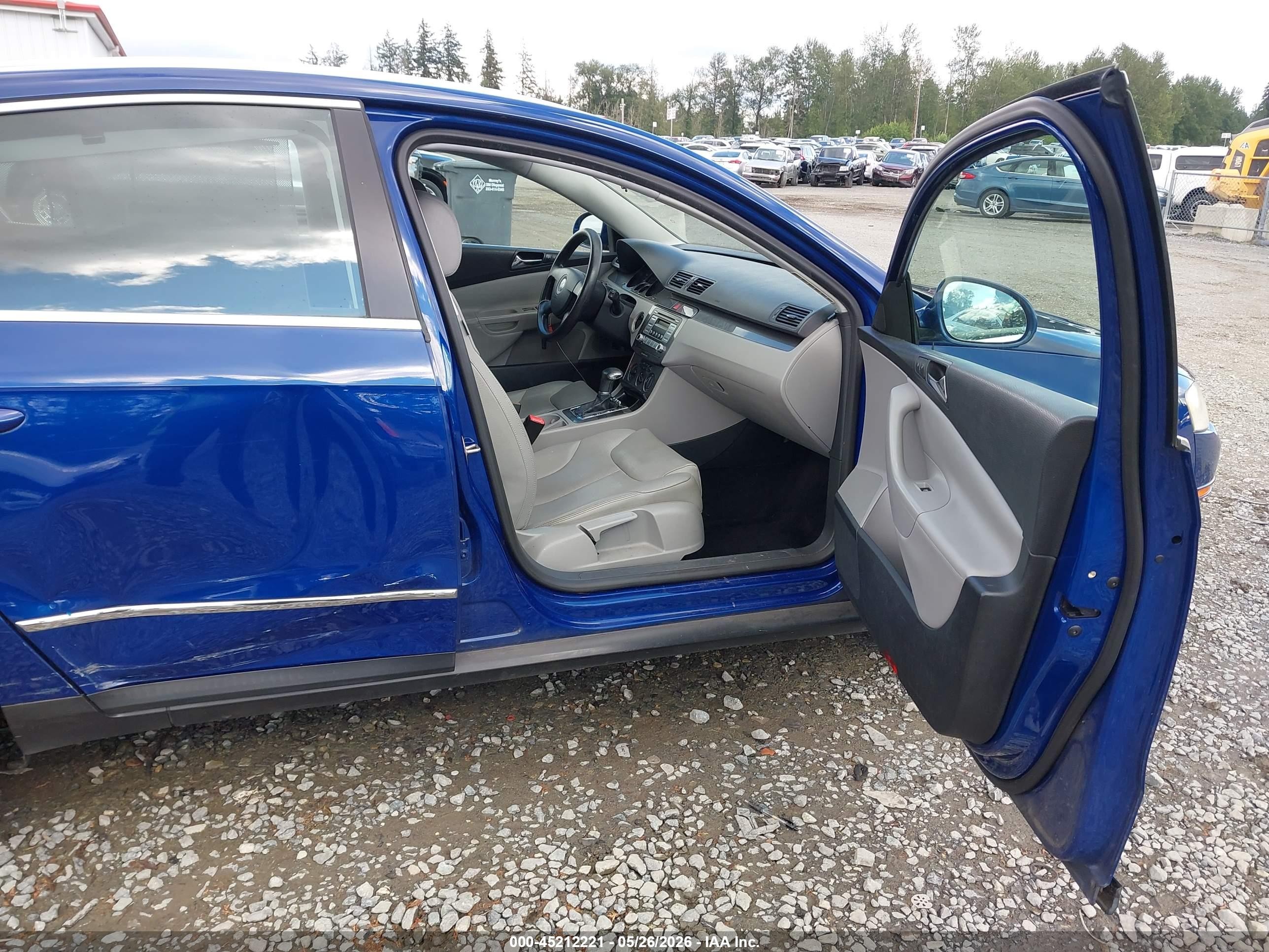 2008 Volkswagen Passat Turbo Blue vin: WVWJK73CX8P089981