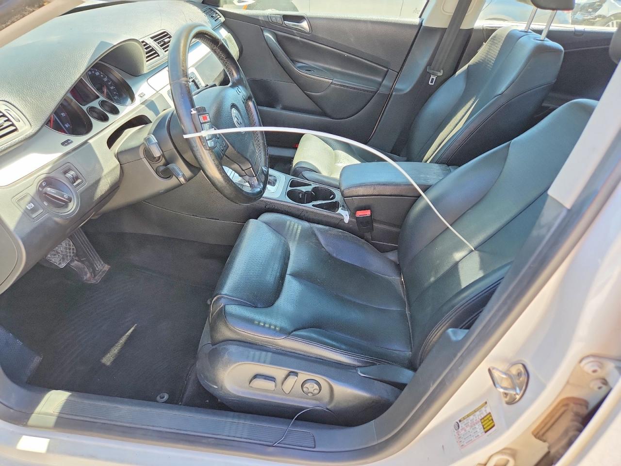 2009 Volkswagen Passat Turbo White vin: WVWJK73CX9E012315