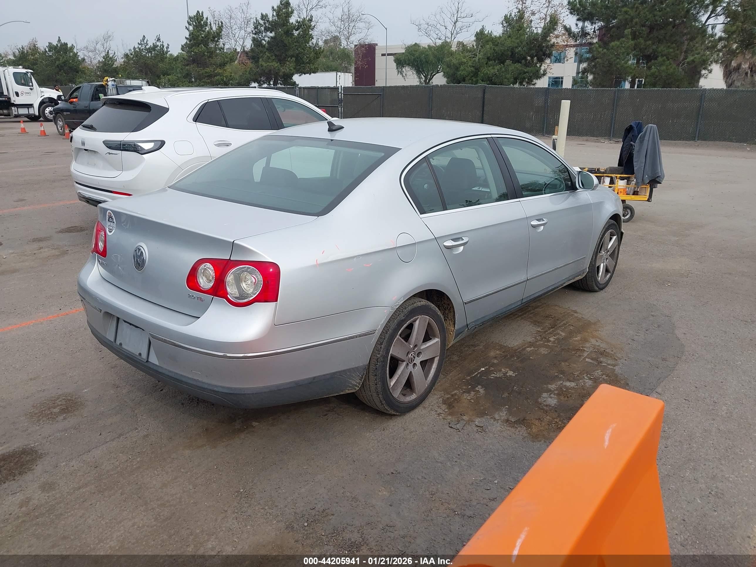 2009 Volkswagen Passat Komfort Silver vin: WVWJK73CX9P023450