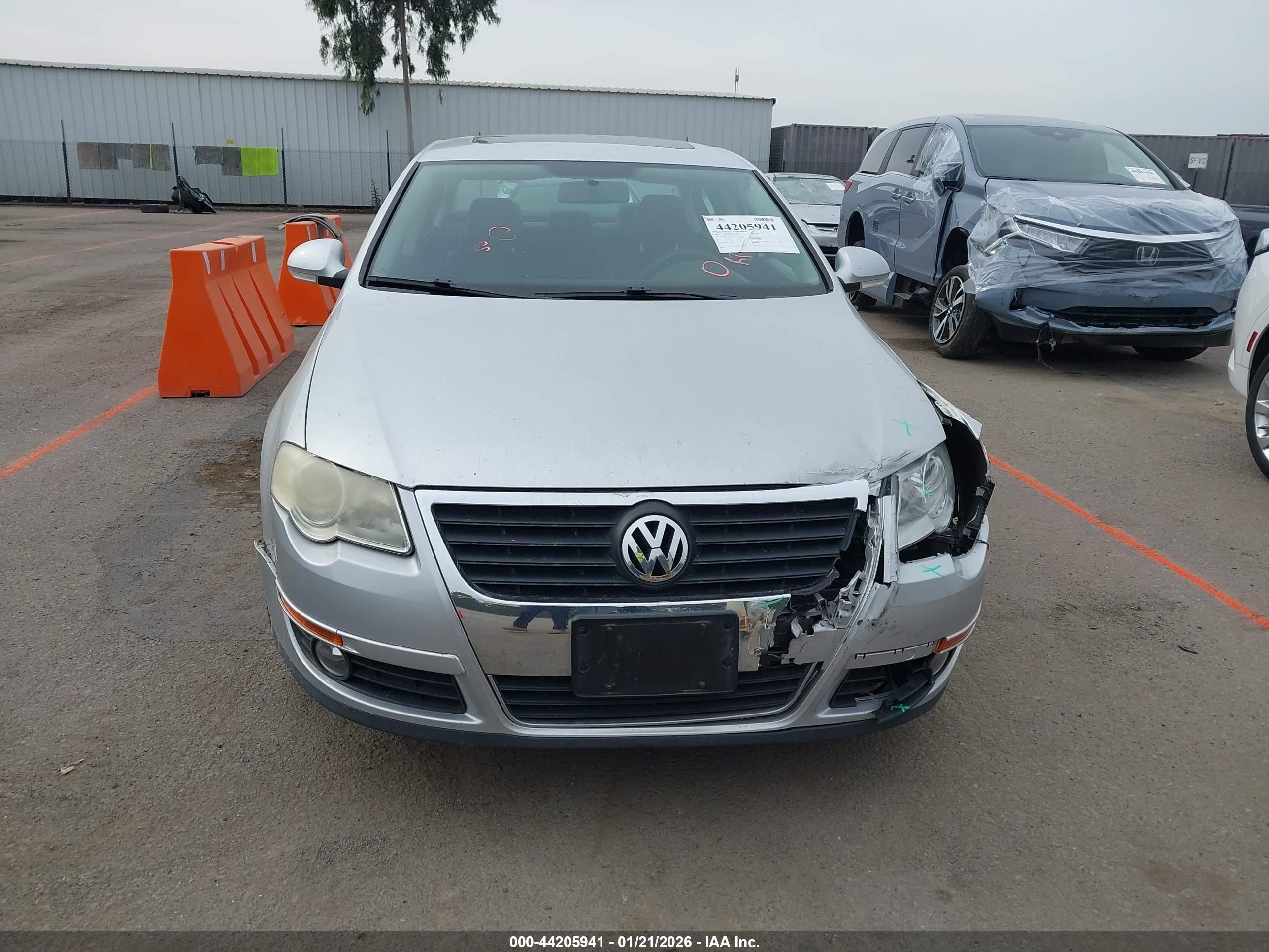 2009 Volkswagen Passat Komfort Silver vin: WVWJK73CX9P023450