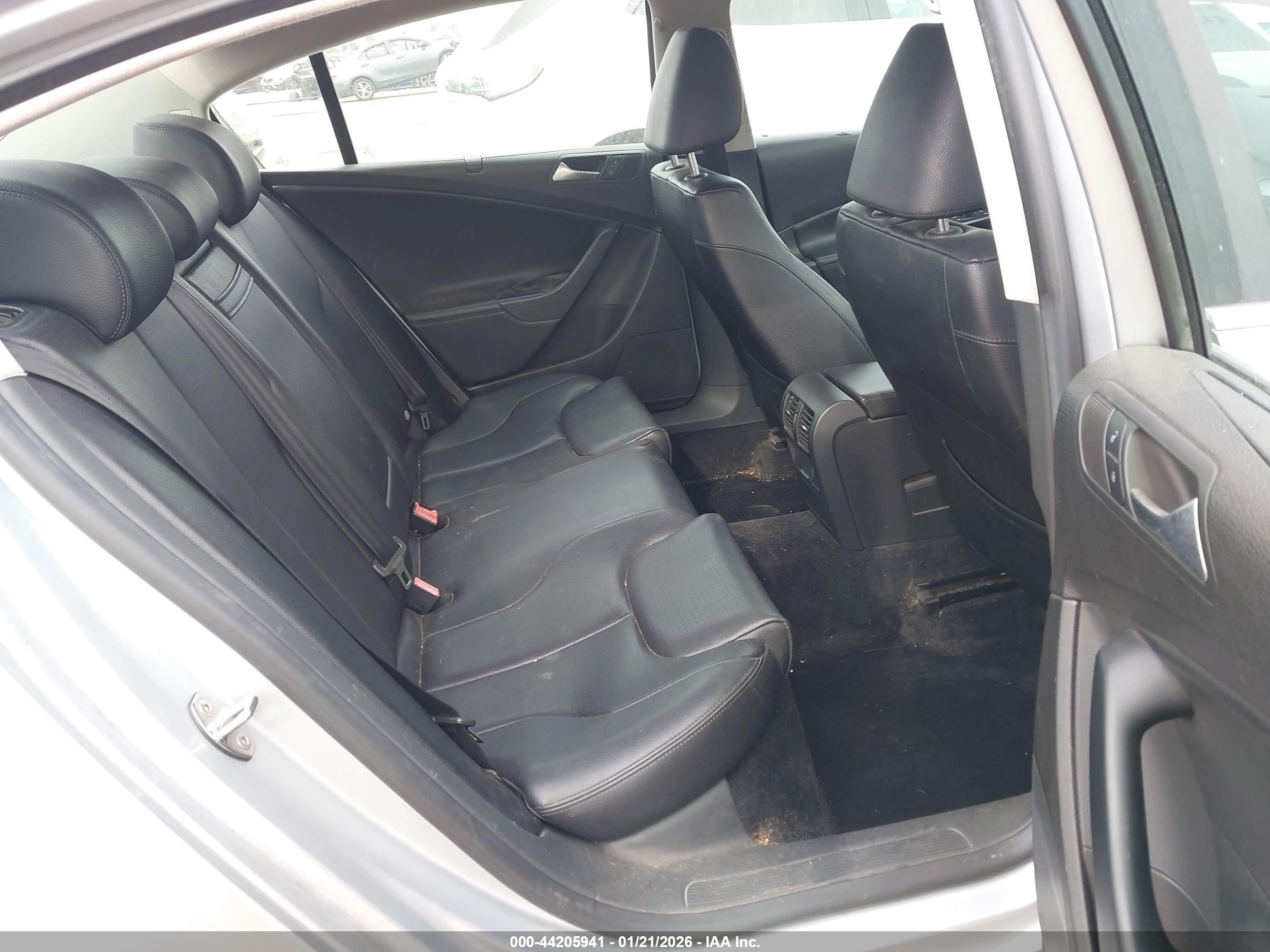 2009 Volkswagen Passat Komfort Silver vin: WVWJK73CX9P023450