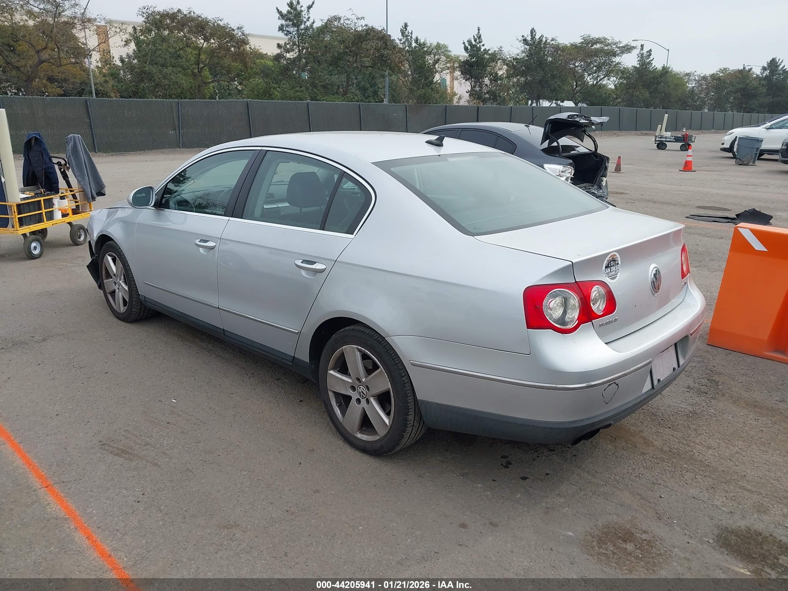 2009 Volkswagen Passat Komfort Silver vin: WVWJK73CX9P023450