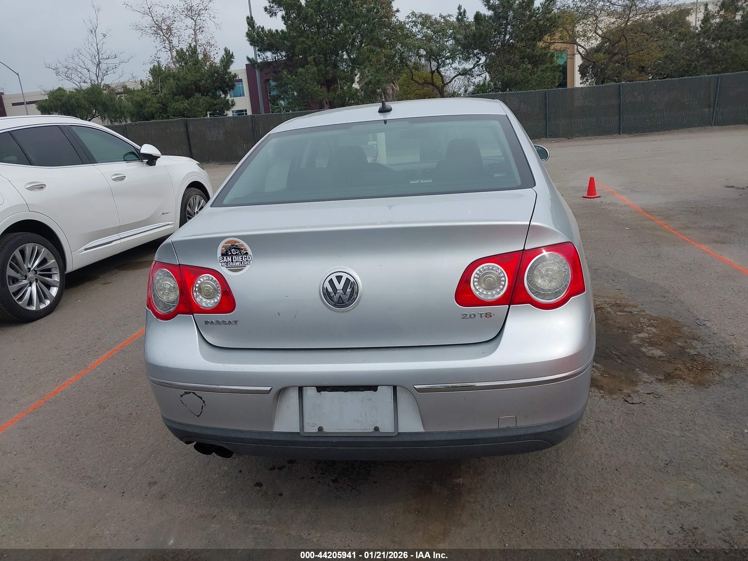 2009 Volkswagen Passat Komfort Silver vin: WVWJK73CX9P023450