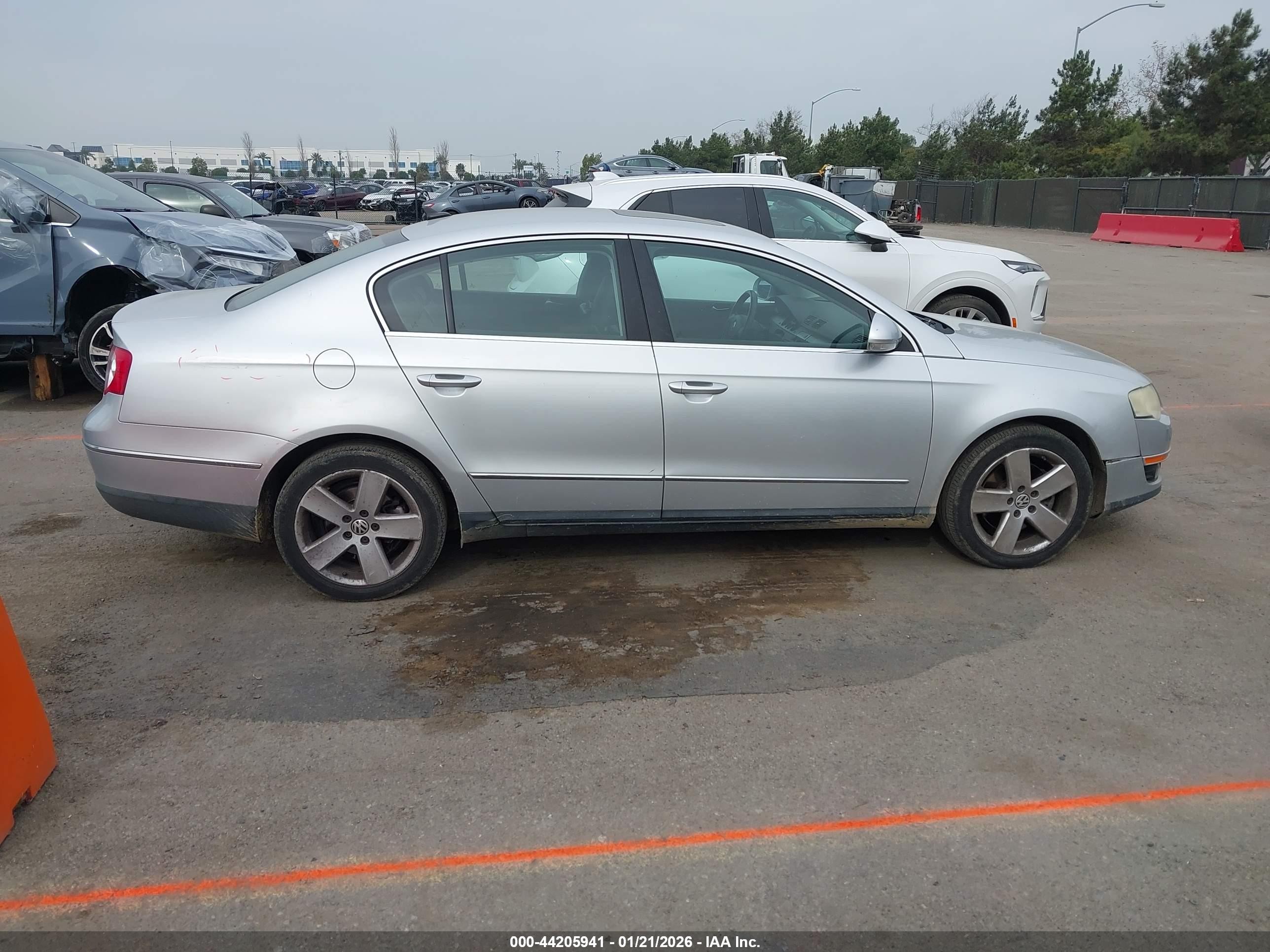 2009 Volkswagen Passat Komfort Silver vin: WVWJK73CX9P023450