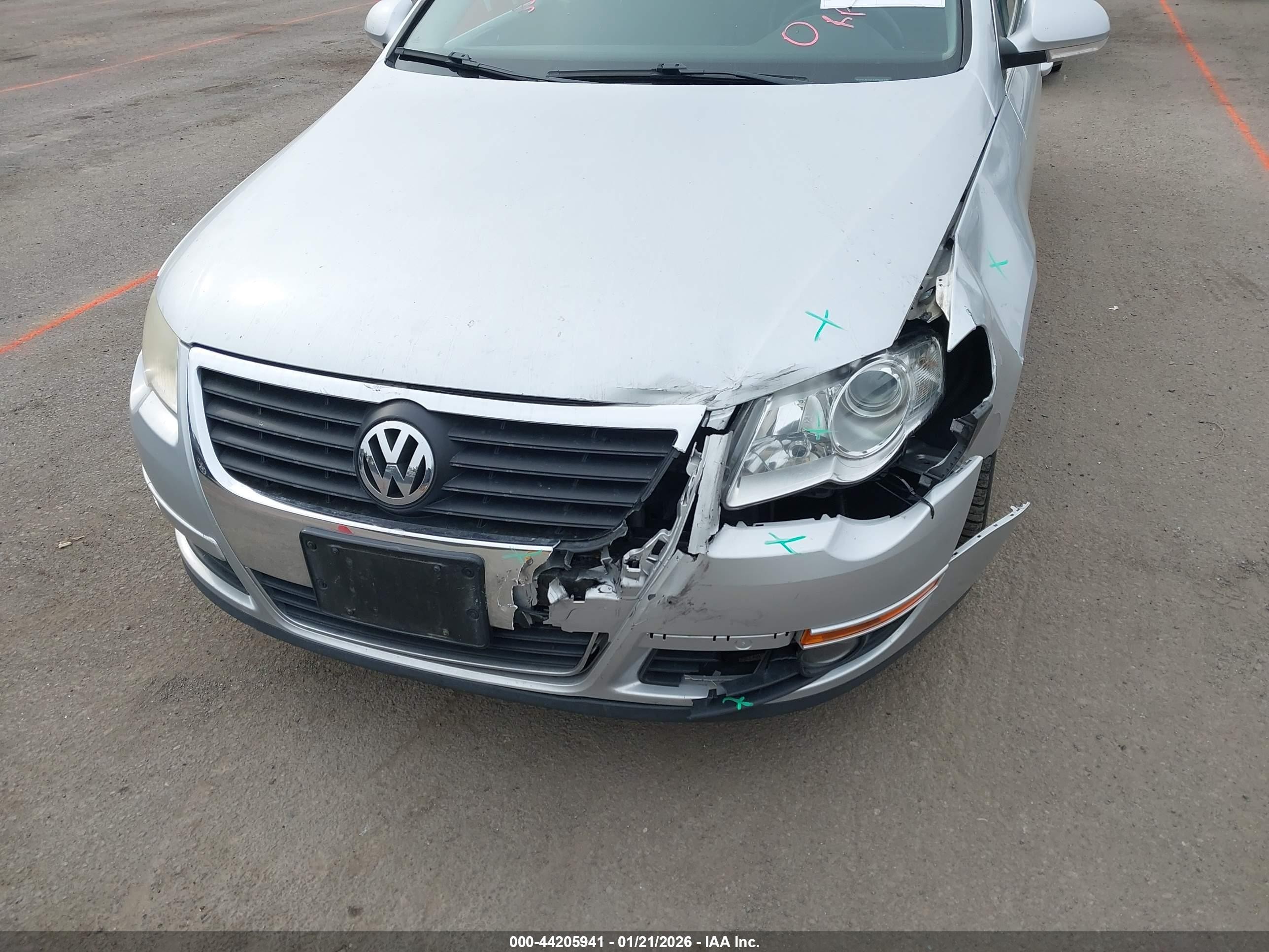 2009 Volkswagen Passat Komfort Silver vin: WVWJK73CX9P023450