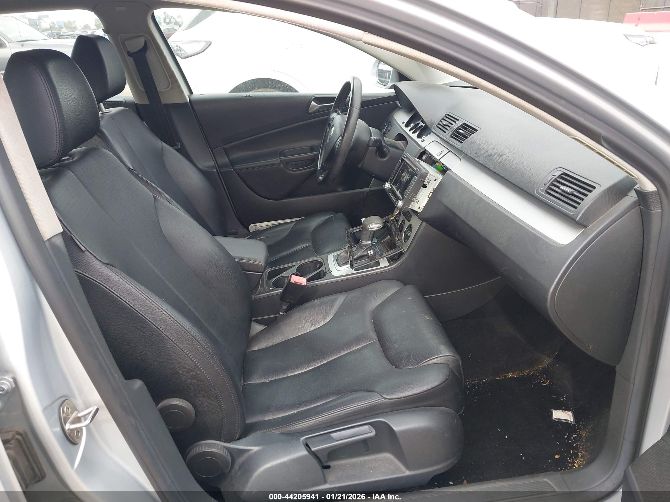 2009 Volkswagen Passat Komfort Silver vin: WVWJK73CX9P023450
