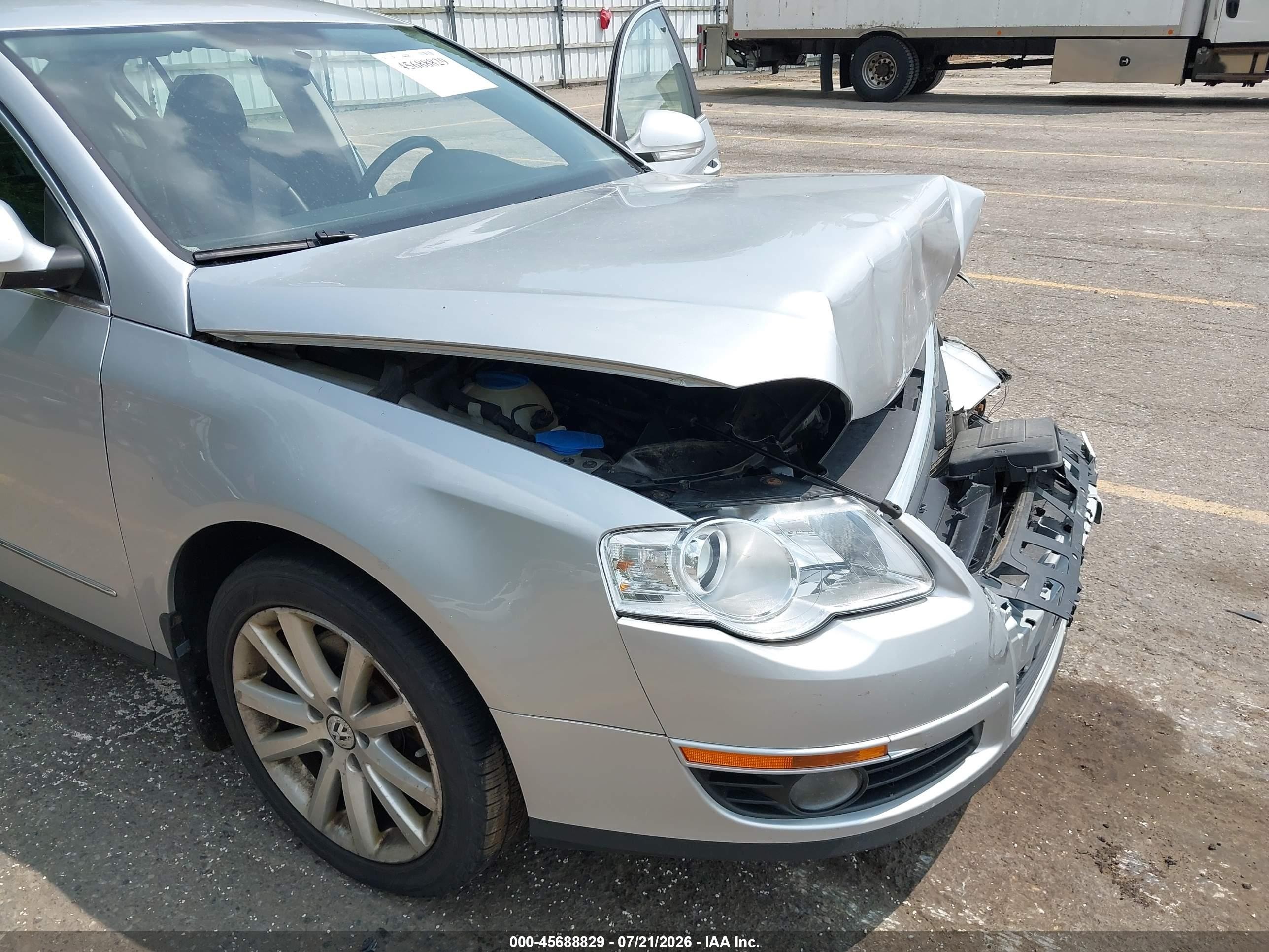 2010 Volkswagen Passat Komfort Silver vin: WVWJK7AN2AE076440