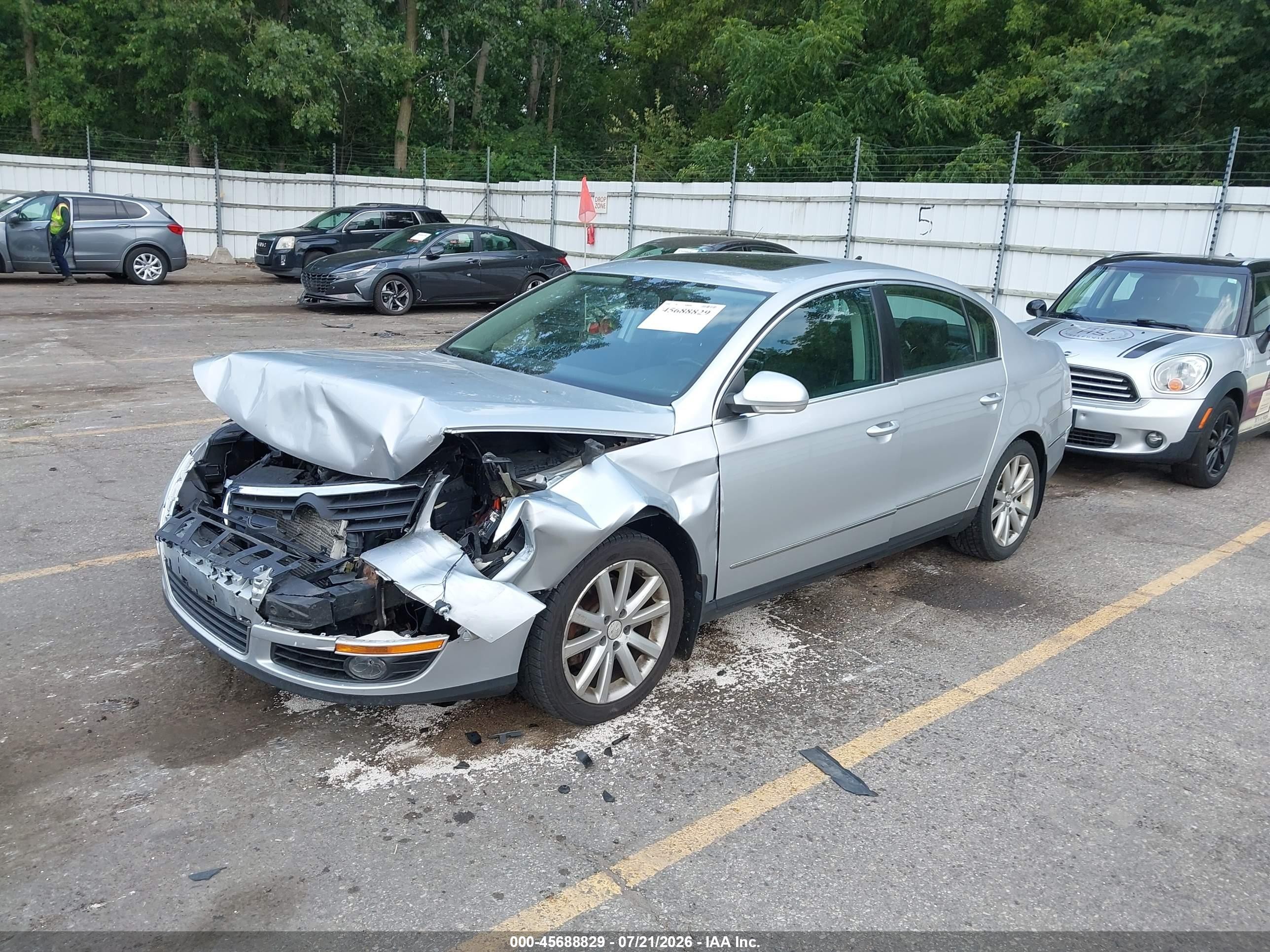2010 Volkswagen Passat Komfort Silver vin: WVWJK7AN2AE076440