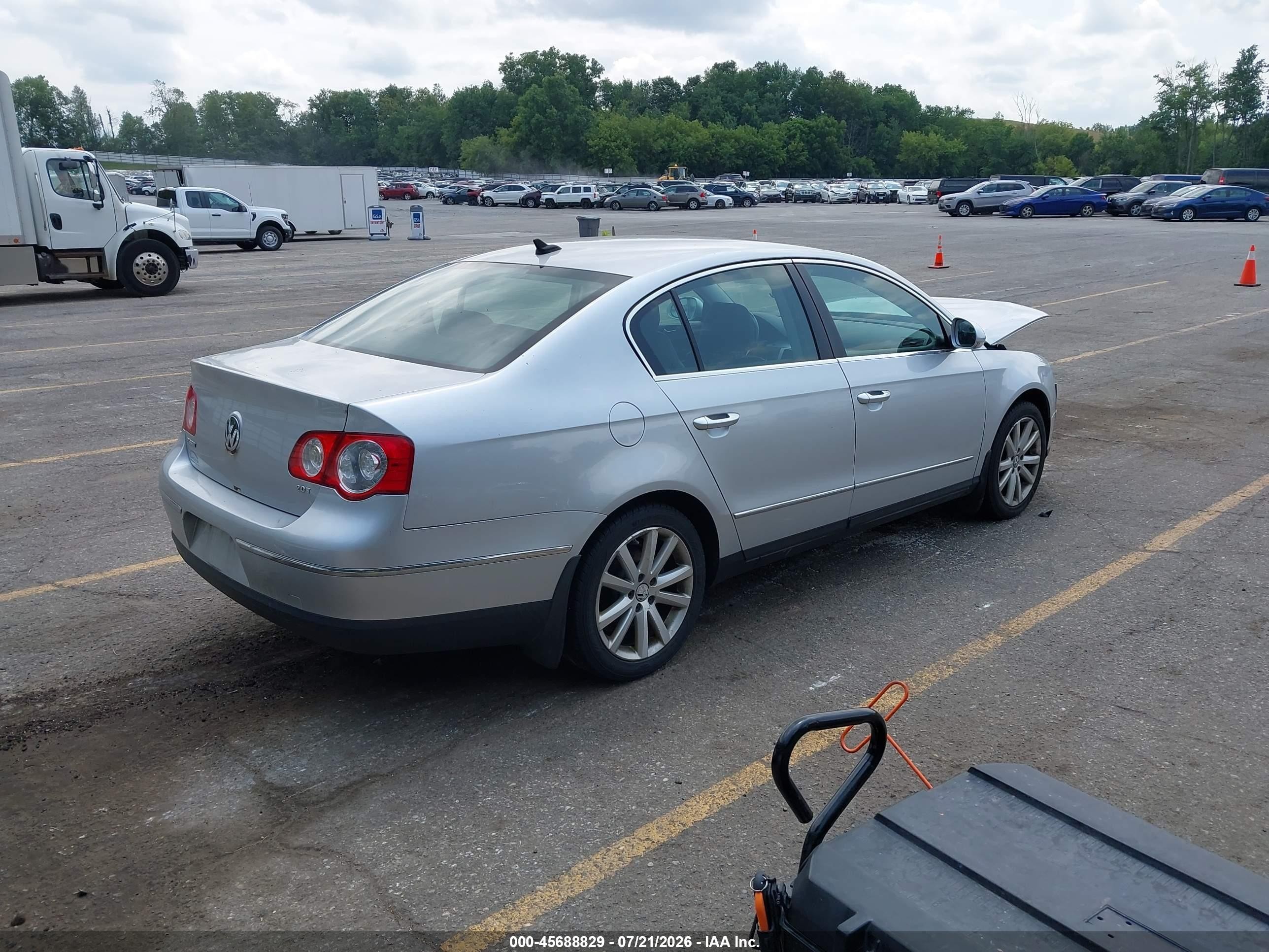 2010 Volkswagen Passat Komfort Silver vin: WVWJK7AN2AE076440