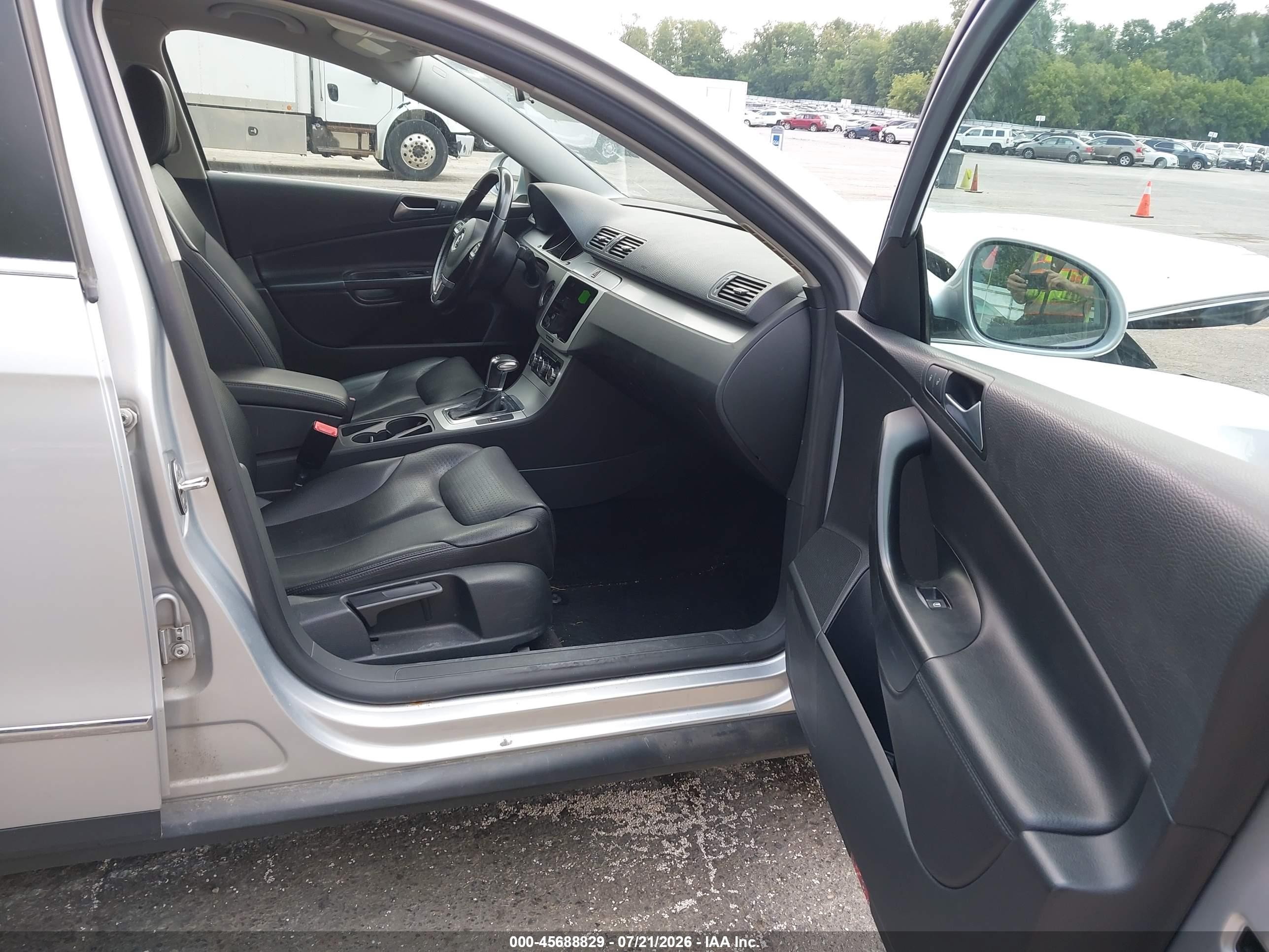 2010 Volkswagen Passat Komfort Silver vin: WVWJK7AN2AE076440