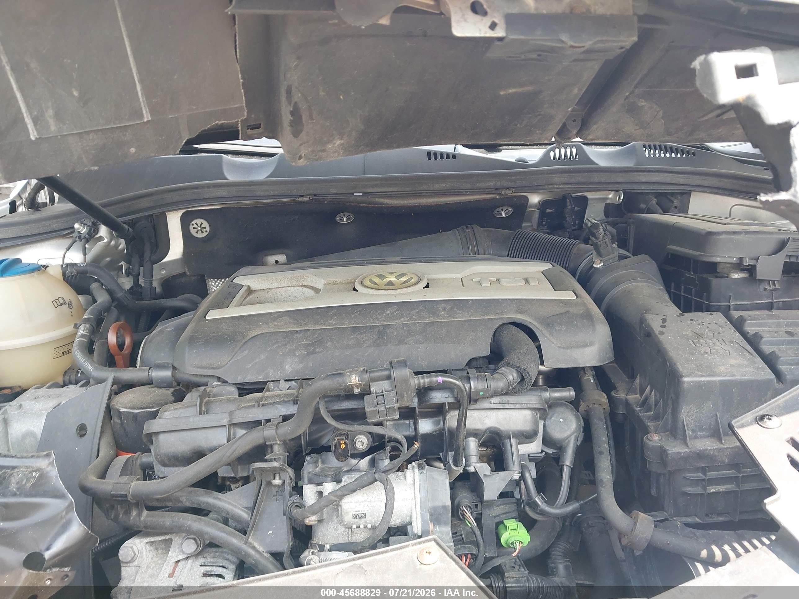2010 Volkswagen Passat Komfort Silver vin: WVWJK7AN2AE076440