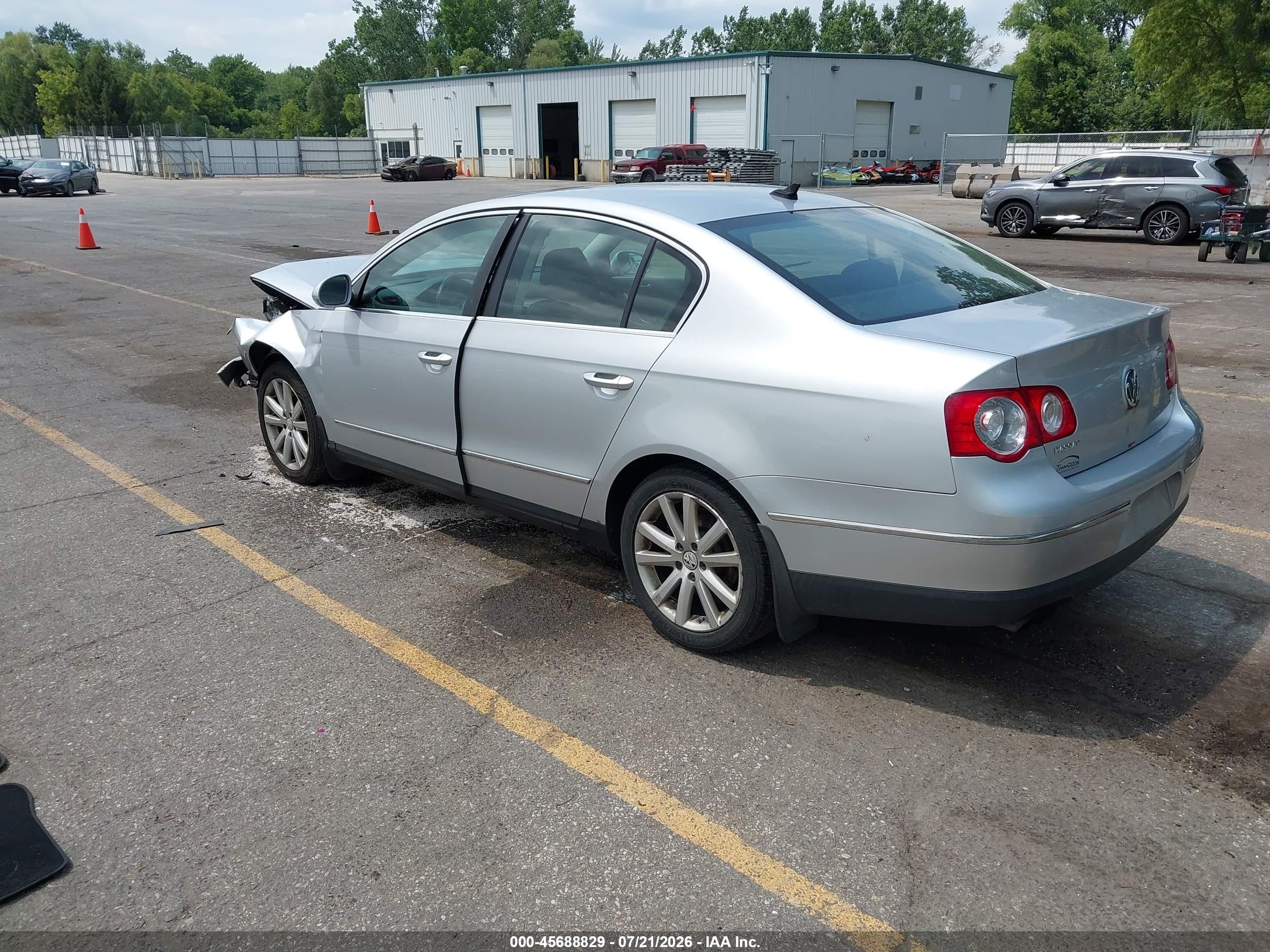 2010 Volkswagen Passat Komfort Silver vin: WVWJK7AN2AE076440