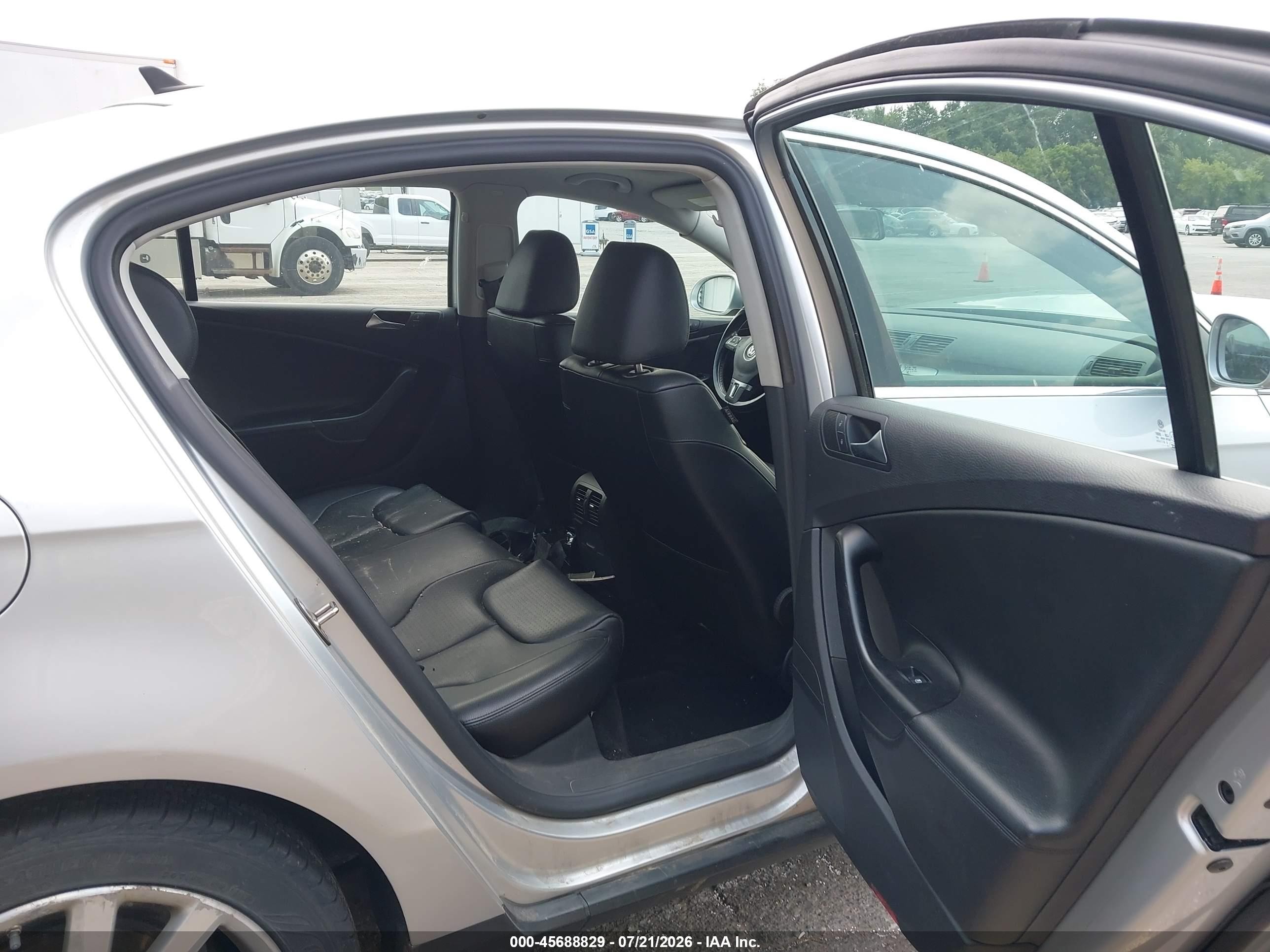 2010 Volkswagen Passat Komfort Silver vin: WVWJK7AN2AE076440