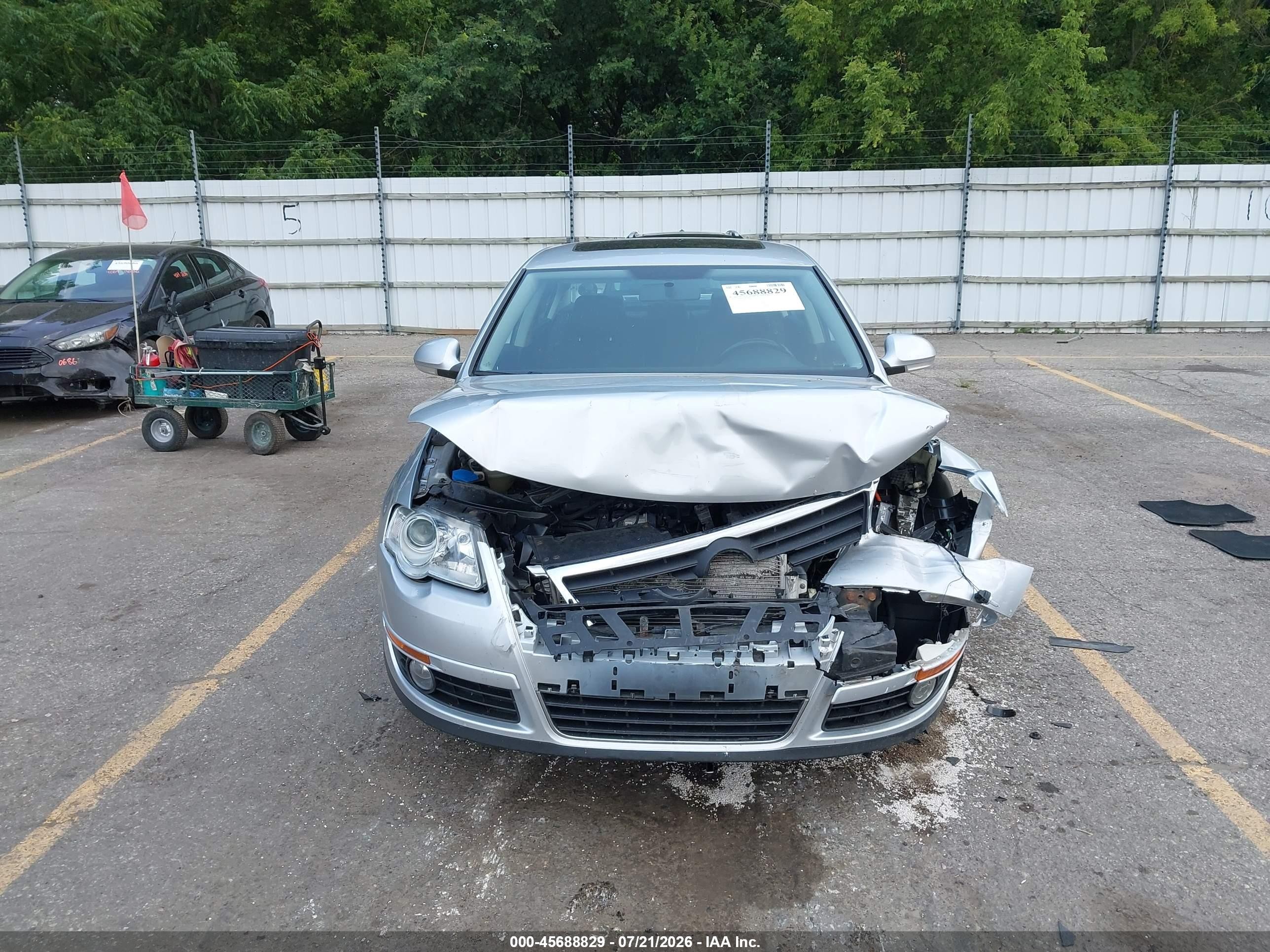 2010 Volkswagen Passat Komfort Silver vin: WVWJK7AN2AE076440