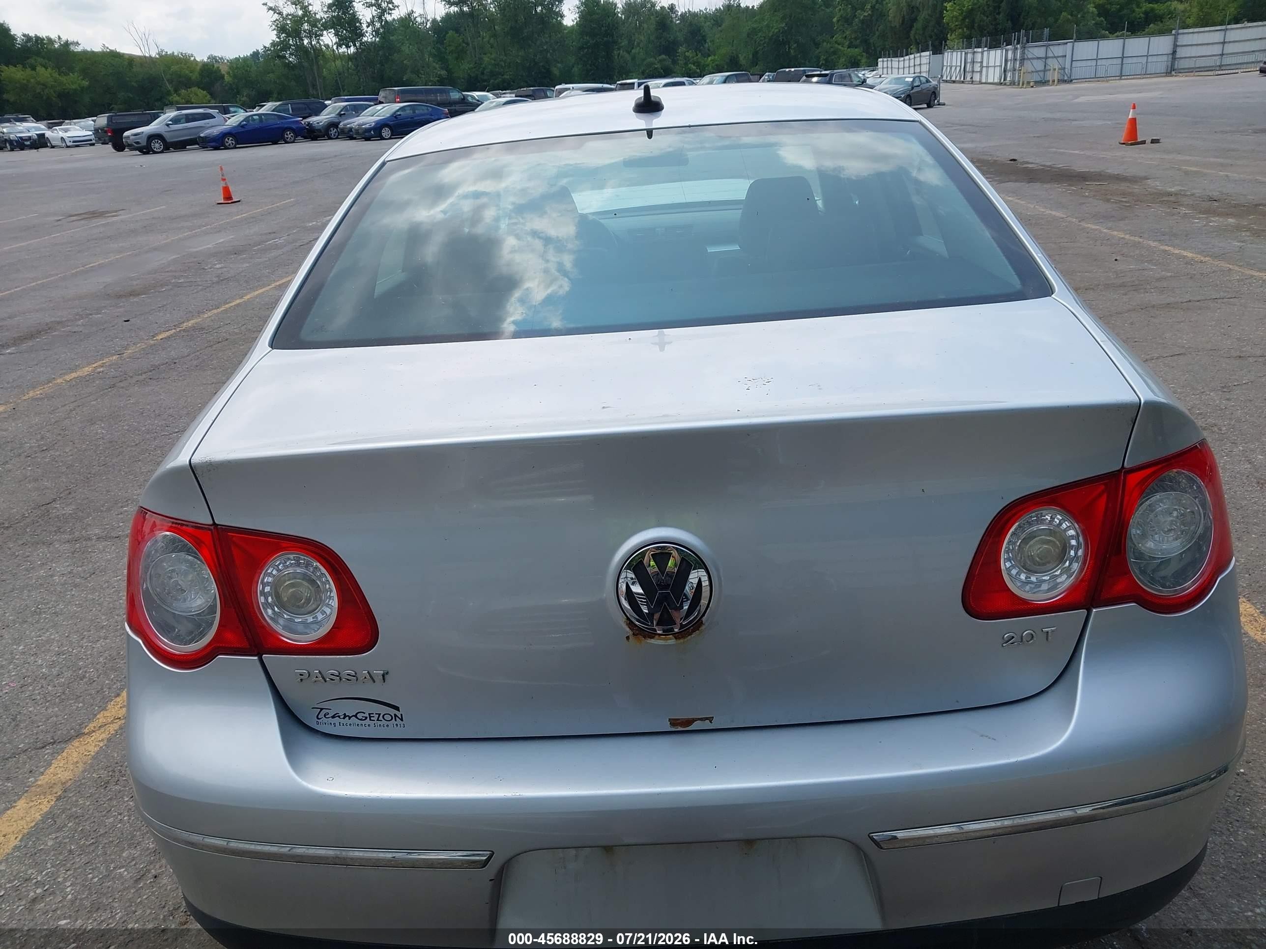 2010 Volkswagen Passat Komfort Silver vin: WVWJK7AN2AE076440