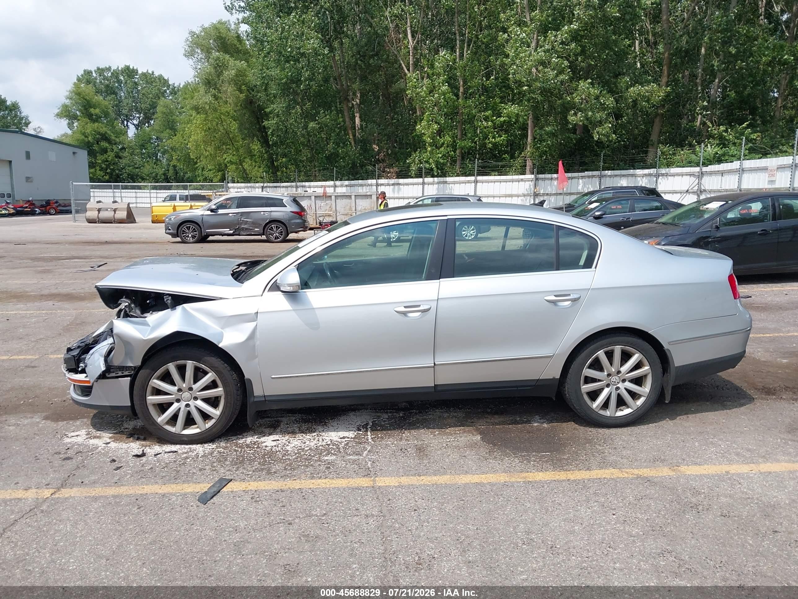 2010 Volkswagen Passat Komfort Silver vin: WVWJK7AN2AE076440
