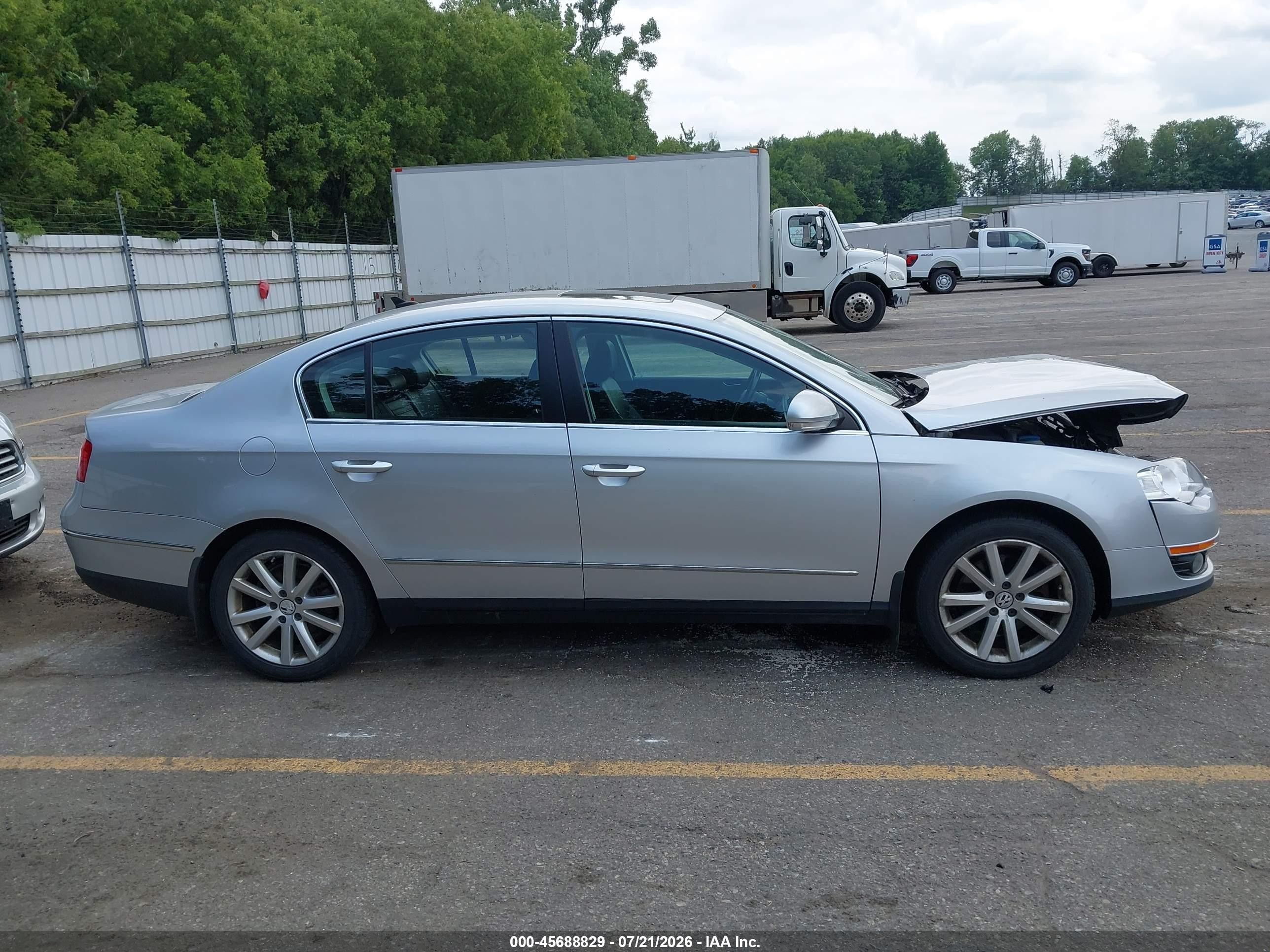 2010 Volkswagen Passat Komfort Silver vin: WVWJK7AN2AE076440