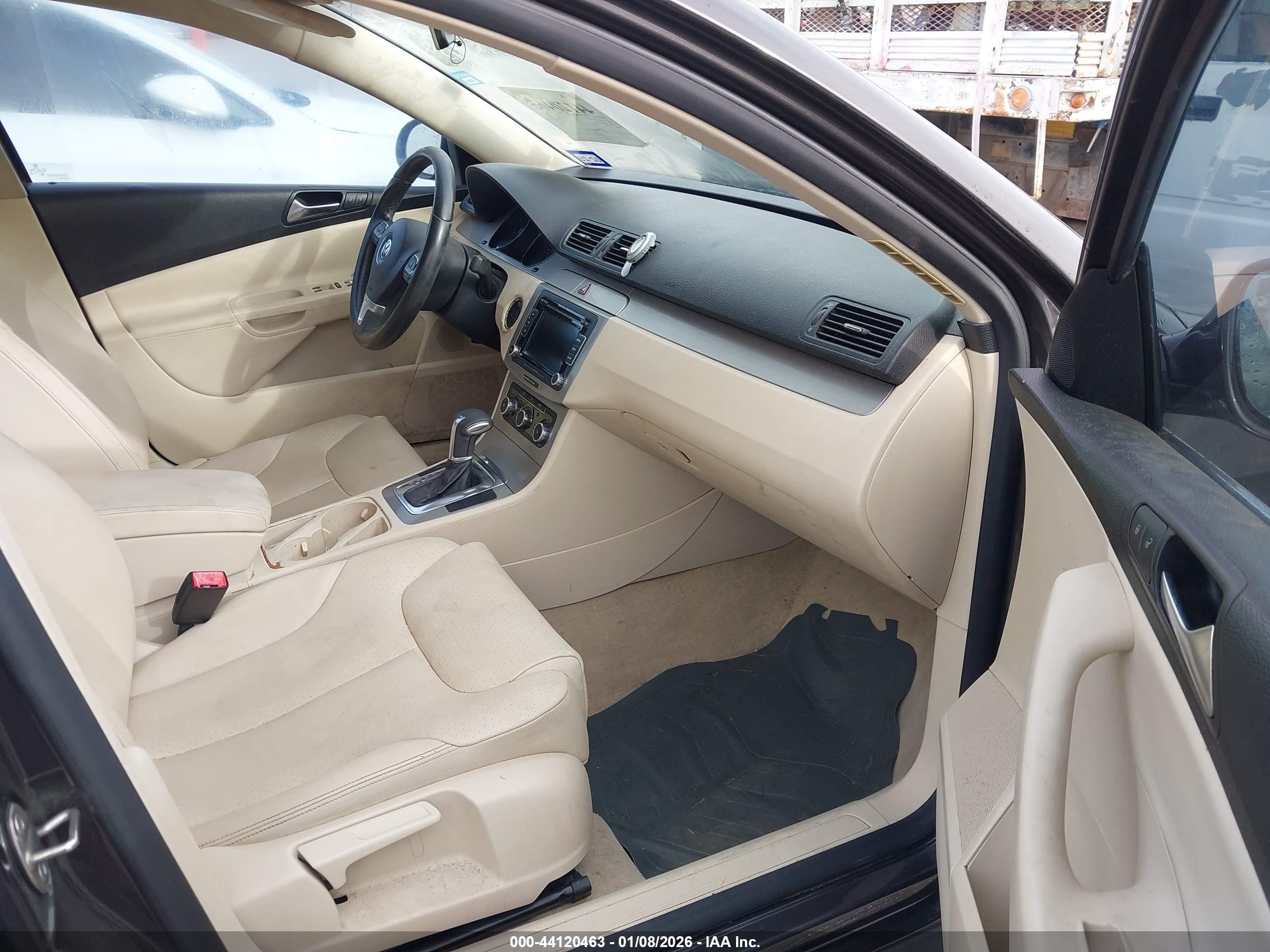 2010 Volkswagen Passat Komfort Brown vin: WVWJK7AN2AP052871